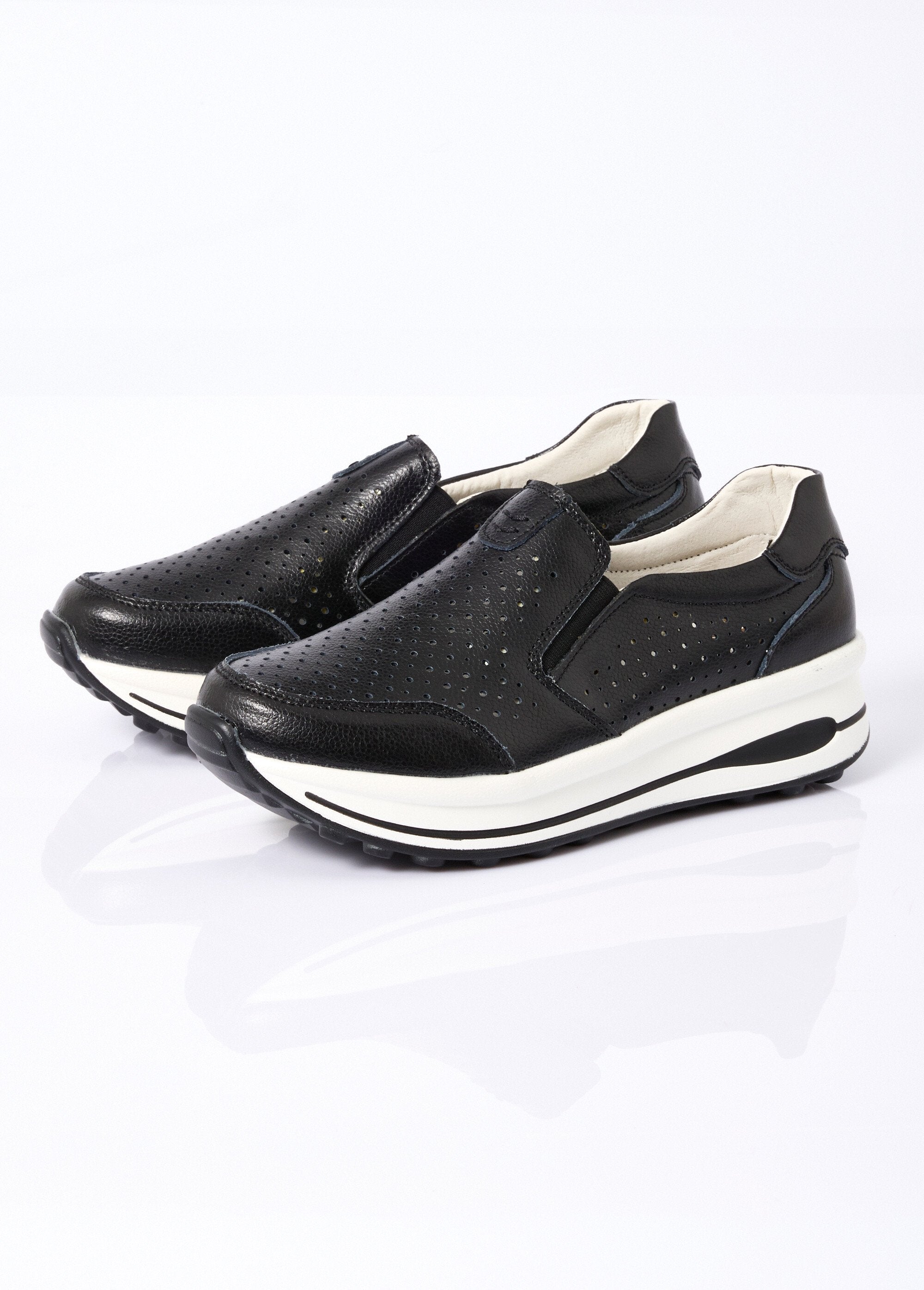 Perforated_sportswear_wedge_sneakers_Black_DE1_slim