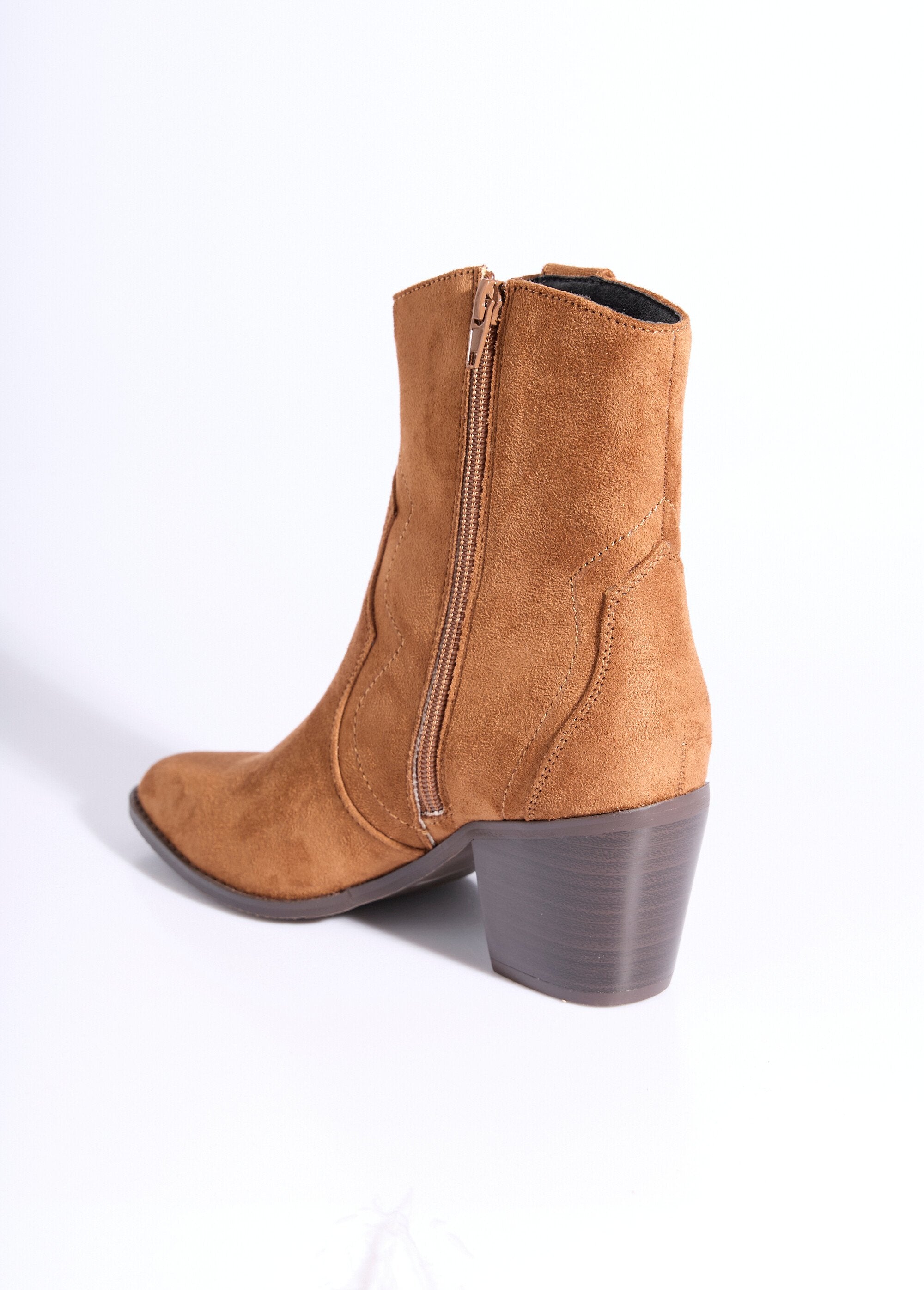 Pointed_western_boots_with_beveled_heel_camel_DO1_slim