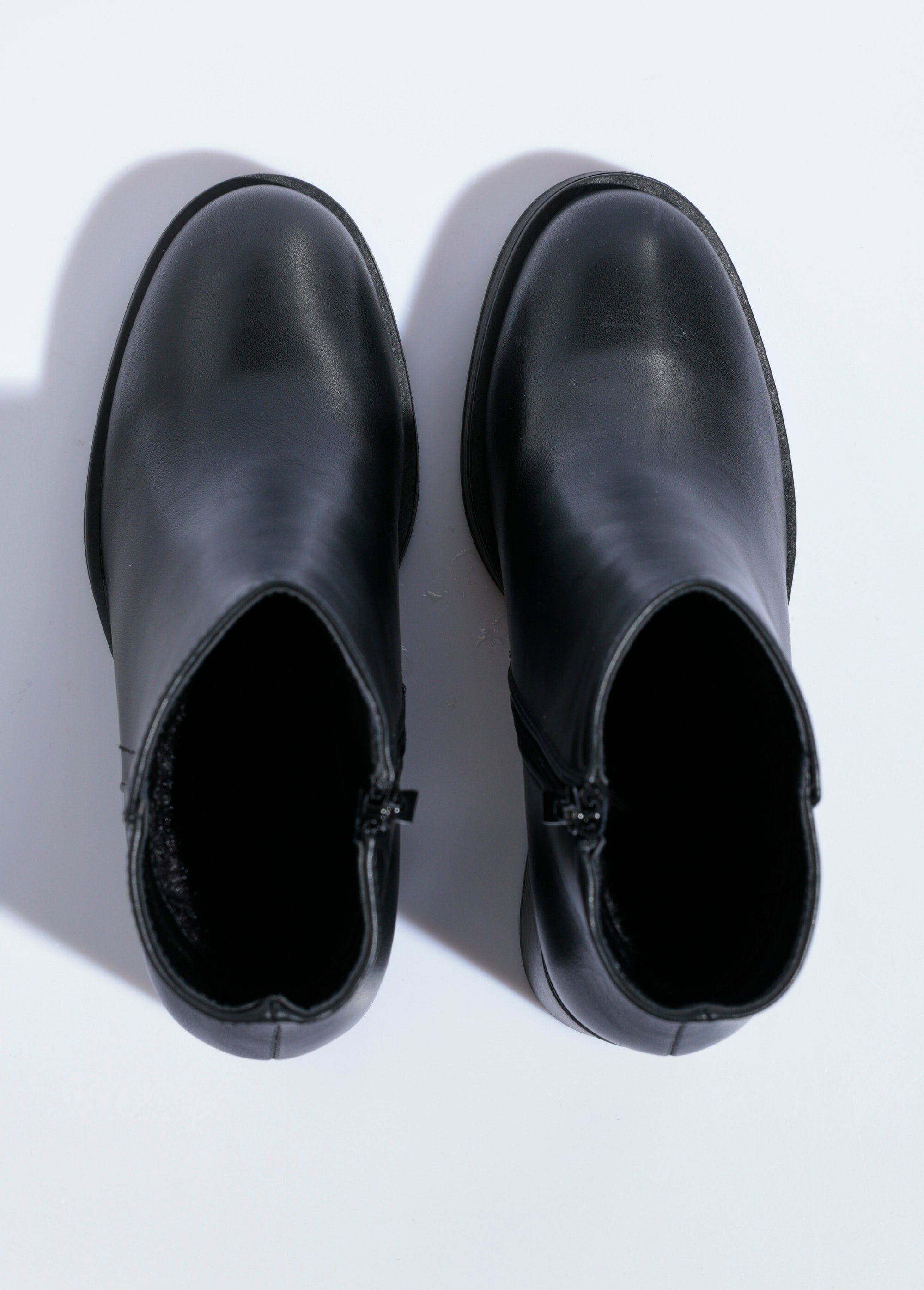 Boots_with_round-toe_heel_and_thick_sole_Black_OV1_slim