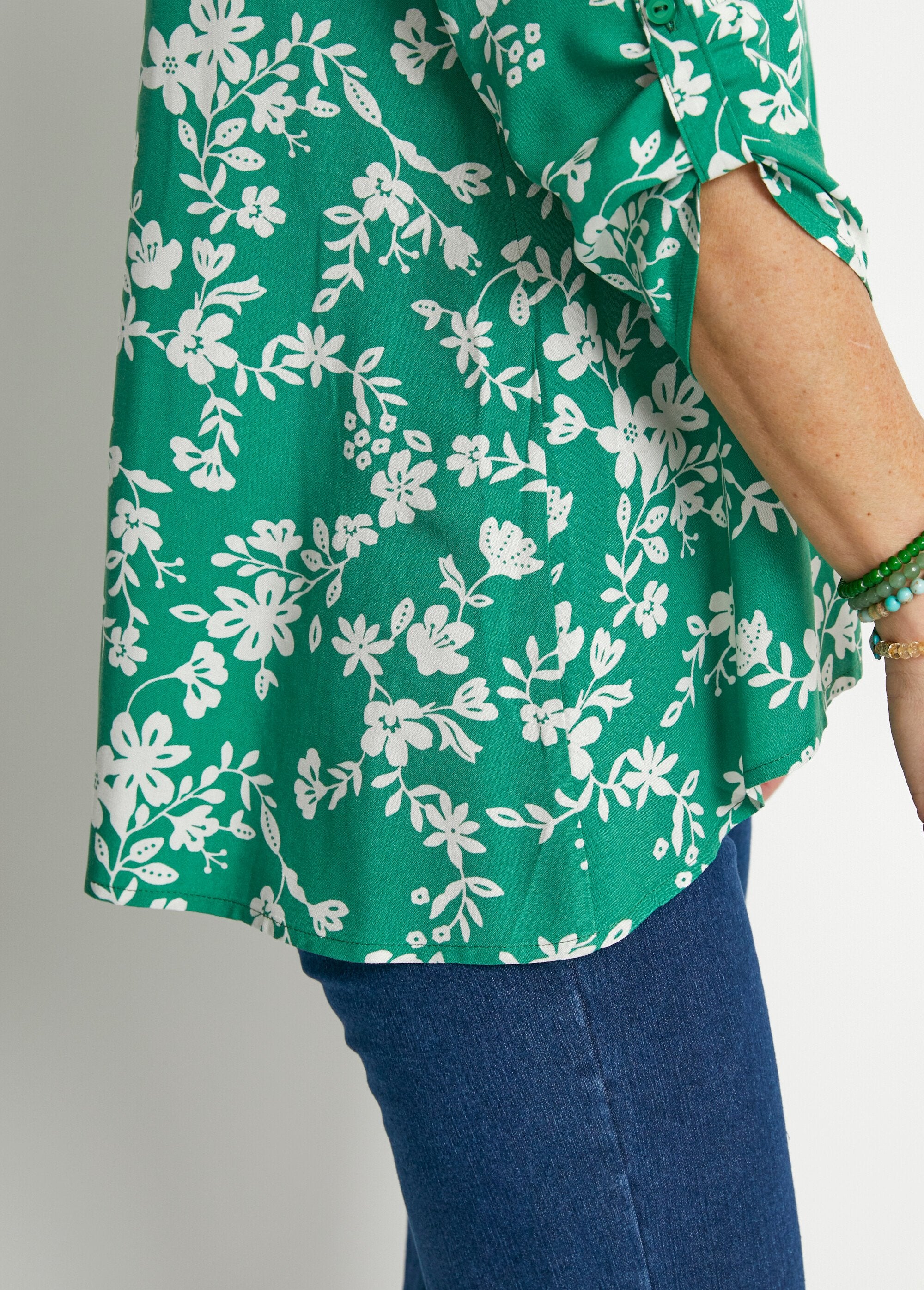 Printed_blouse_with_3/4_sleeves_and_longer_back_Green_and_white_DE4_slim