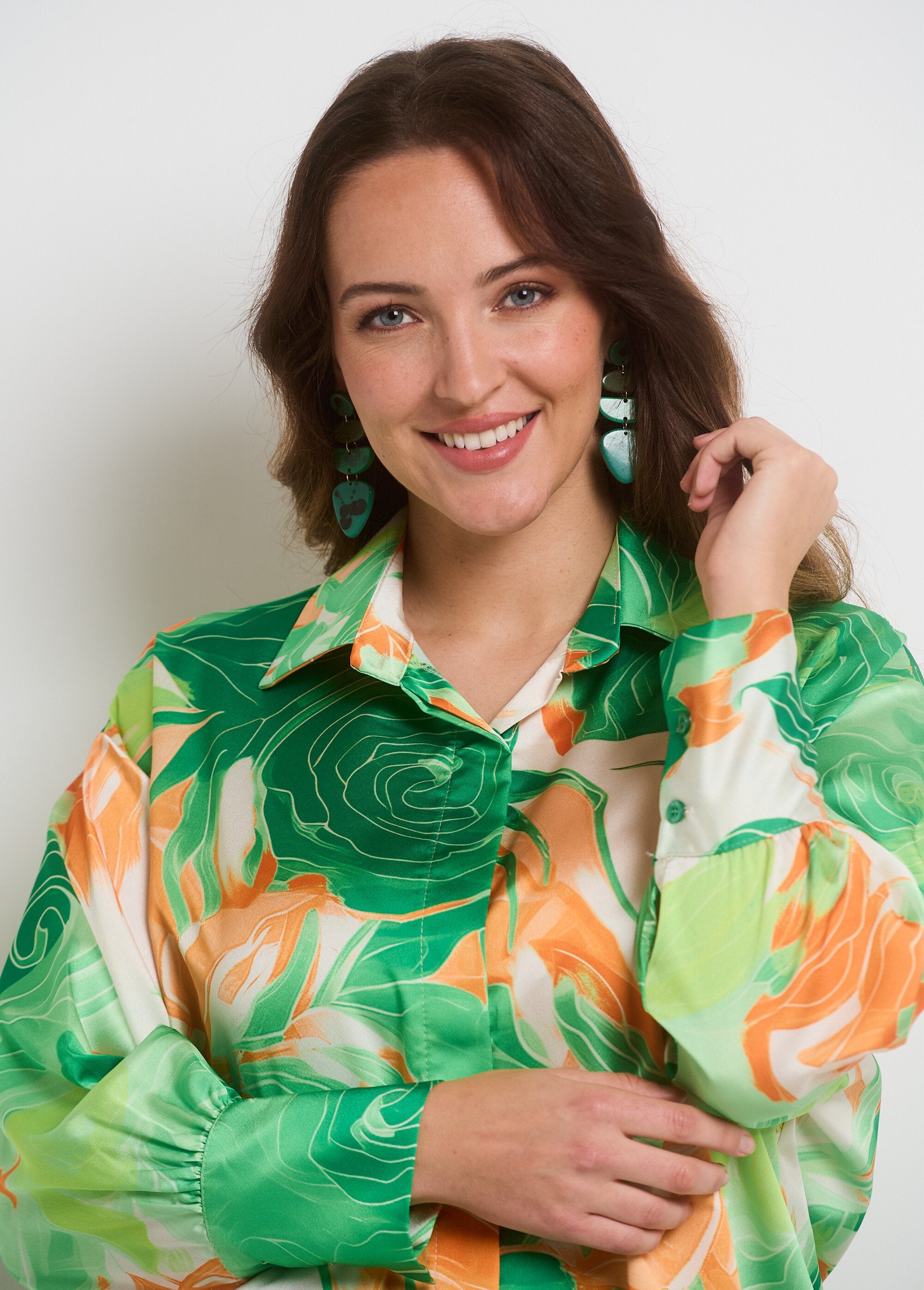 Long_sleeve_floral_satin_blouse_Green_and_orange_DE1_curvy
