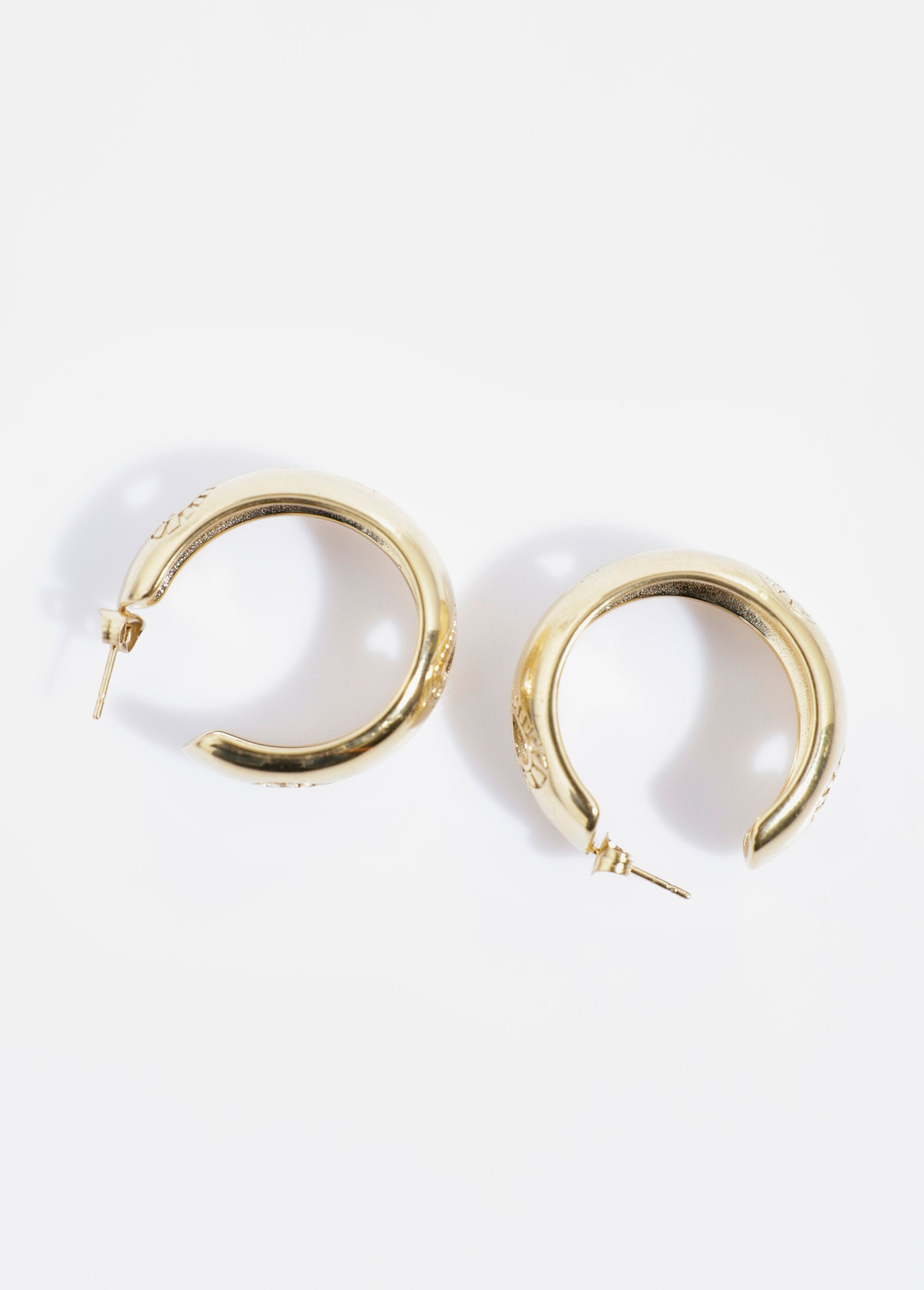 Stainless_steel_heart-patterned_hoop_earrings_Golden_DE3_slim