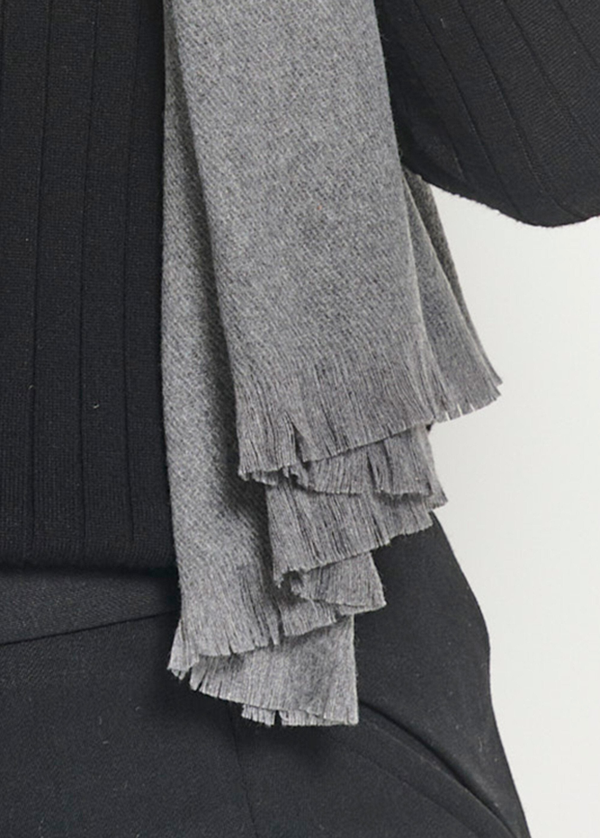 Trendy_warm_scarf_with_small_fringes_Gray_DE2_slim