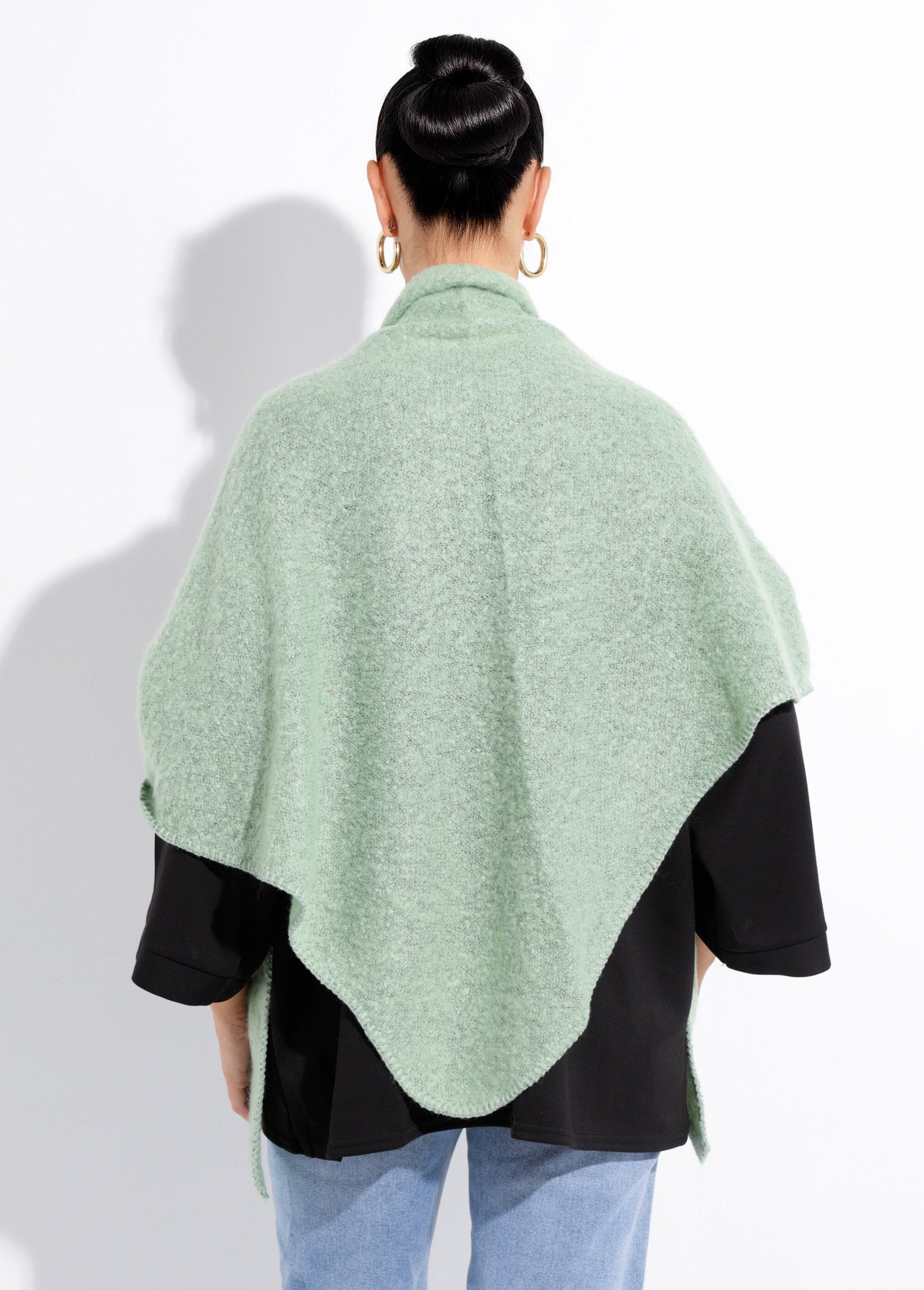 Soft_and_warm_knitted_triangle_scarf_Green_DO1_slim