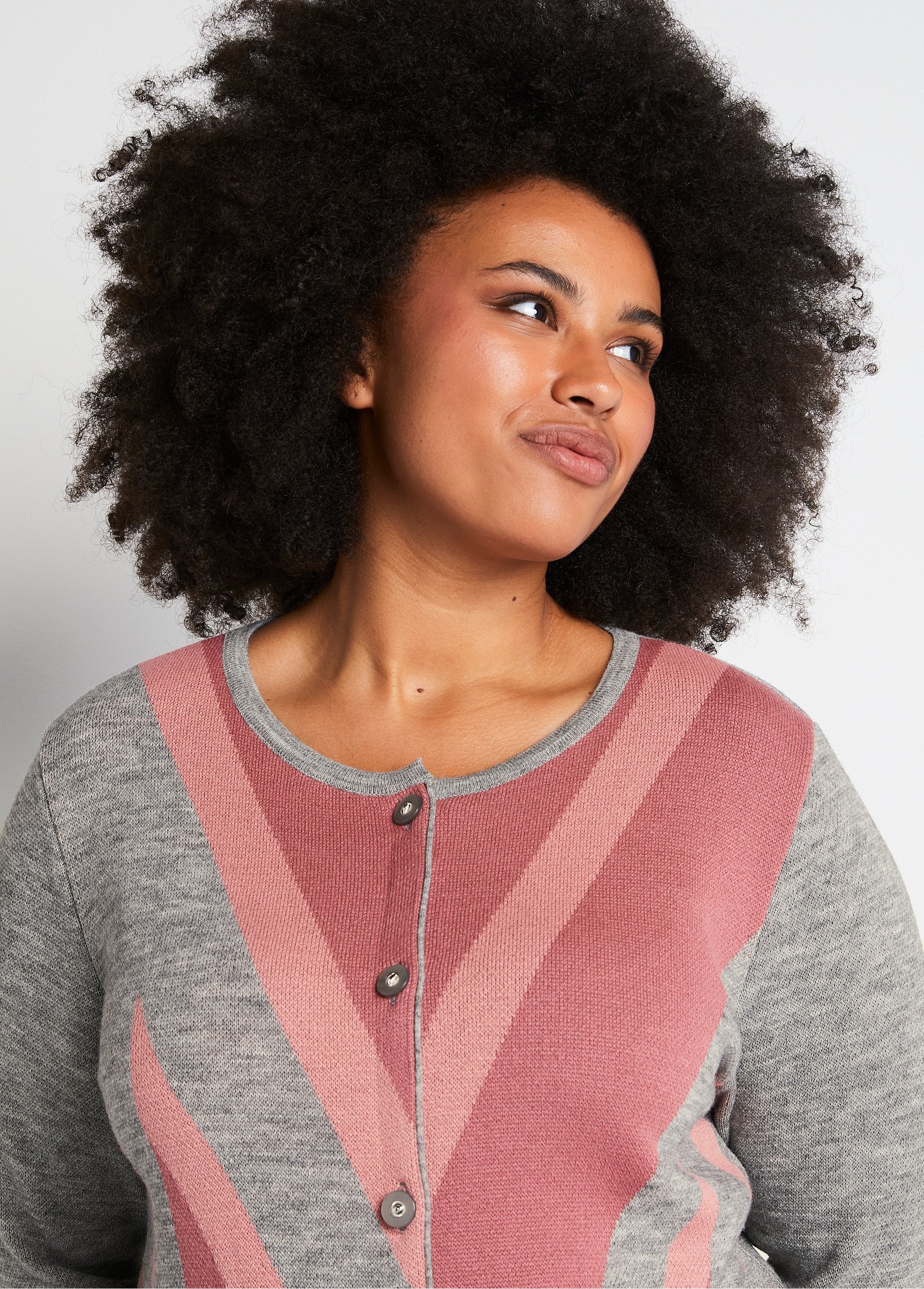Mid-length_buttoned_jacquard_cardigan_with_wool_Gray_and_pink_DE1_curvy