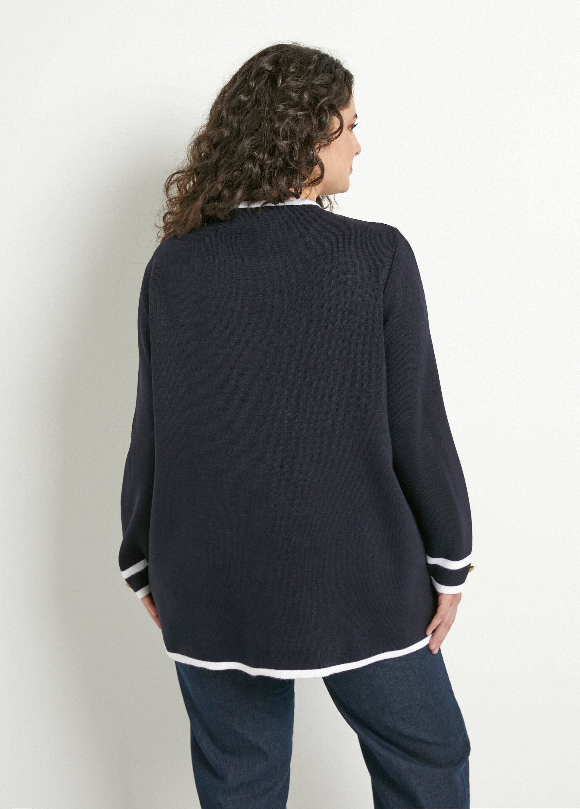 Long_edge-to-edge_vest_Marine_DO1_curvy