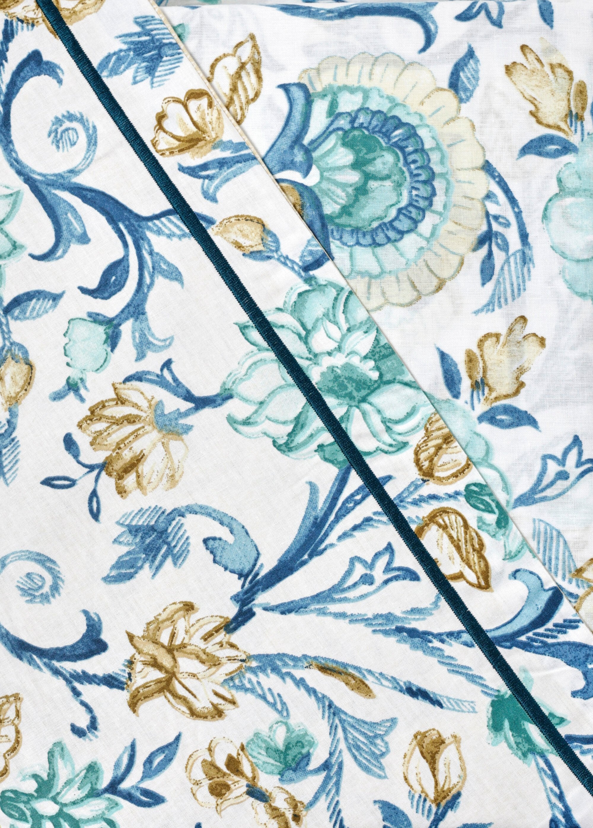 4-piece_bed_set_with_flat_sheet,_camellias_Blue_DO1_slim