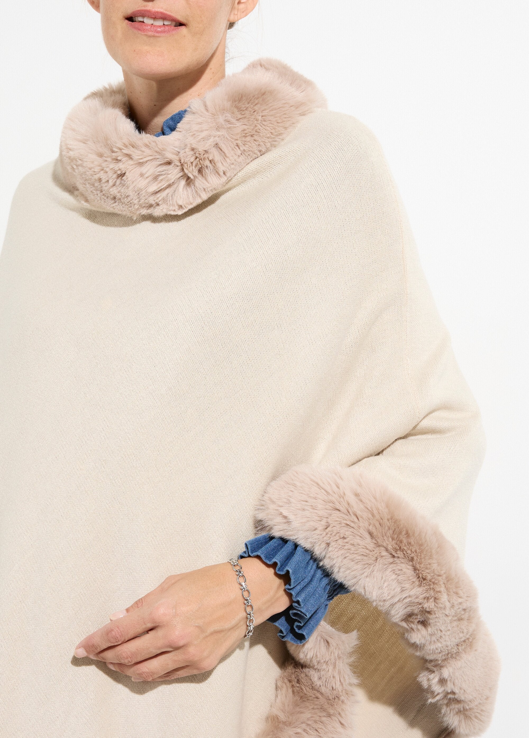 Cape_sweater,_tone-on-tone_fur_trim_Ecru_DE1_slim