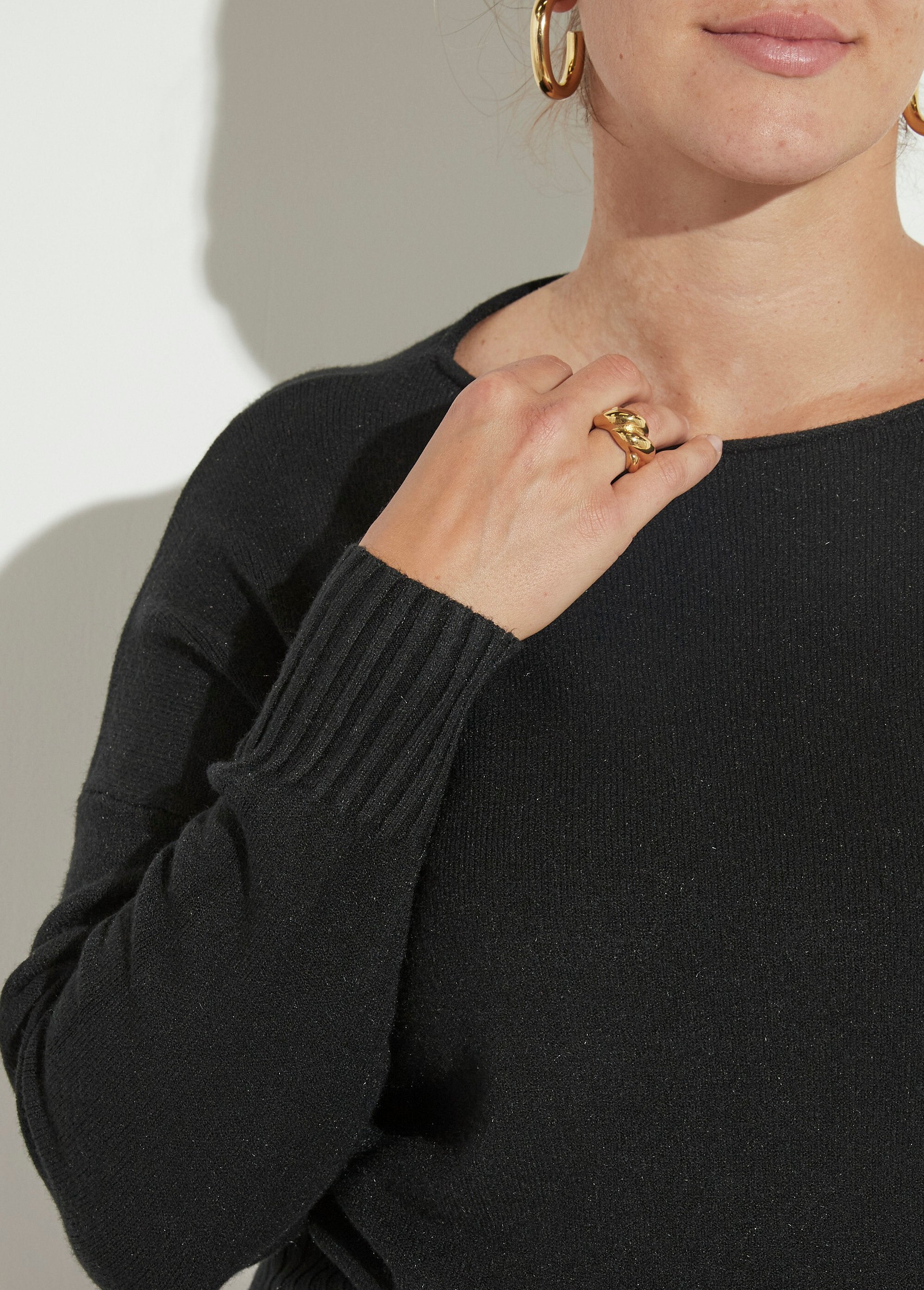 Boat_neck_sweater_with_ribbed_edges_Black_DE1_curvy