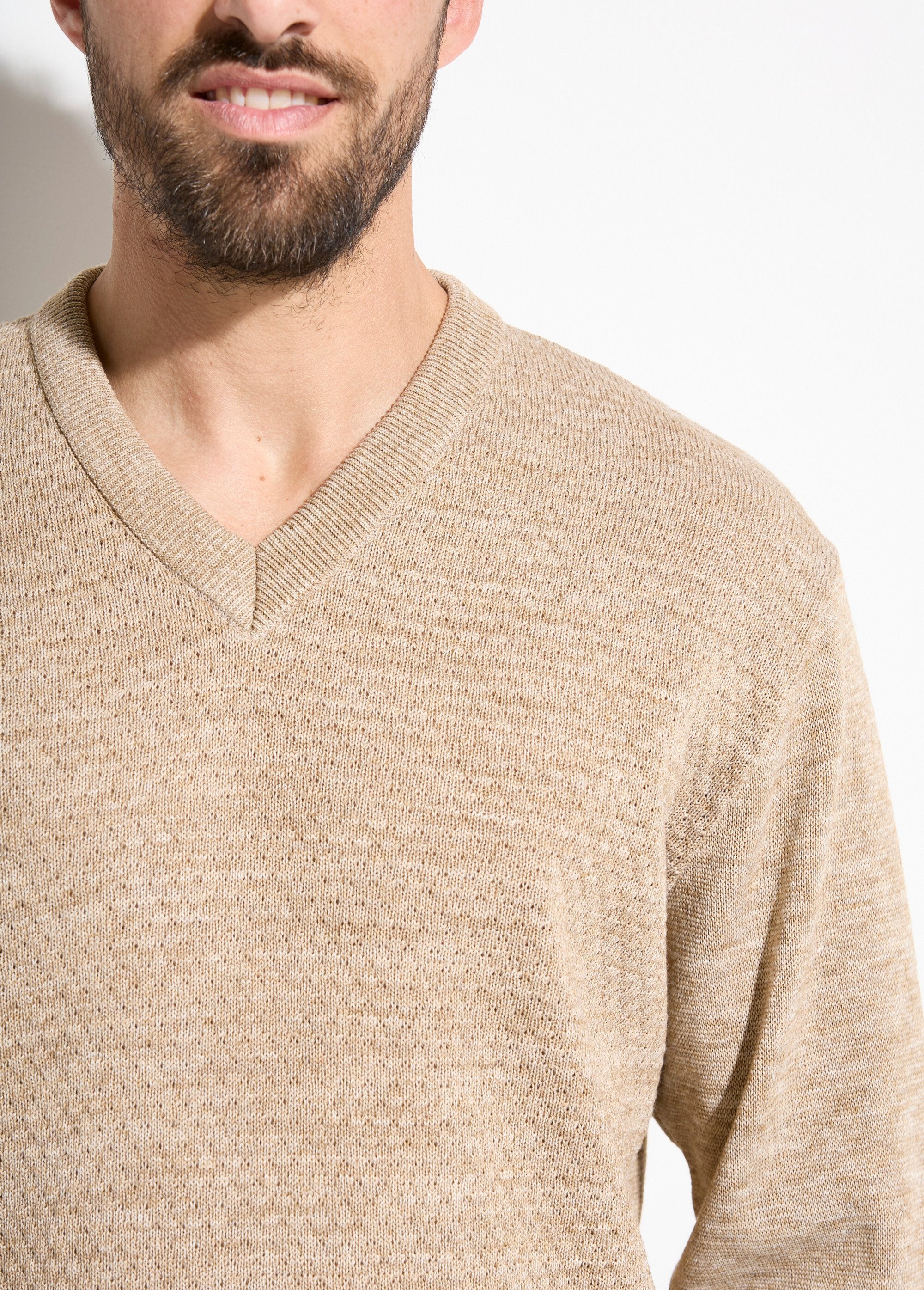 Fancy_knit_wool_sweater_with_V-neck_and_long_sleeves_Beige_DE1_slim