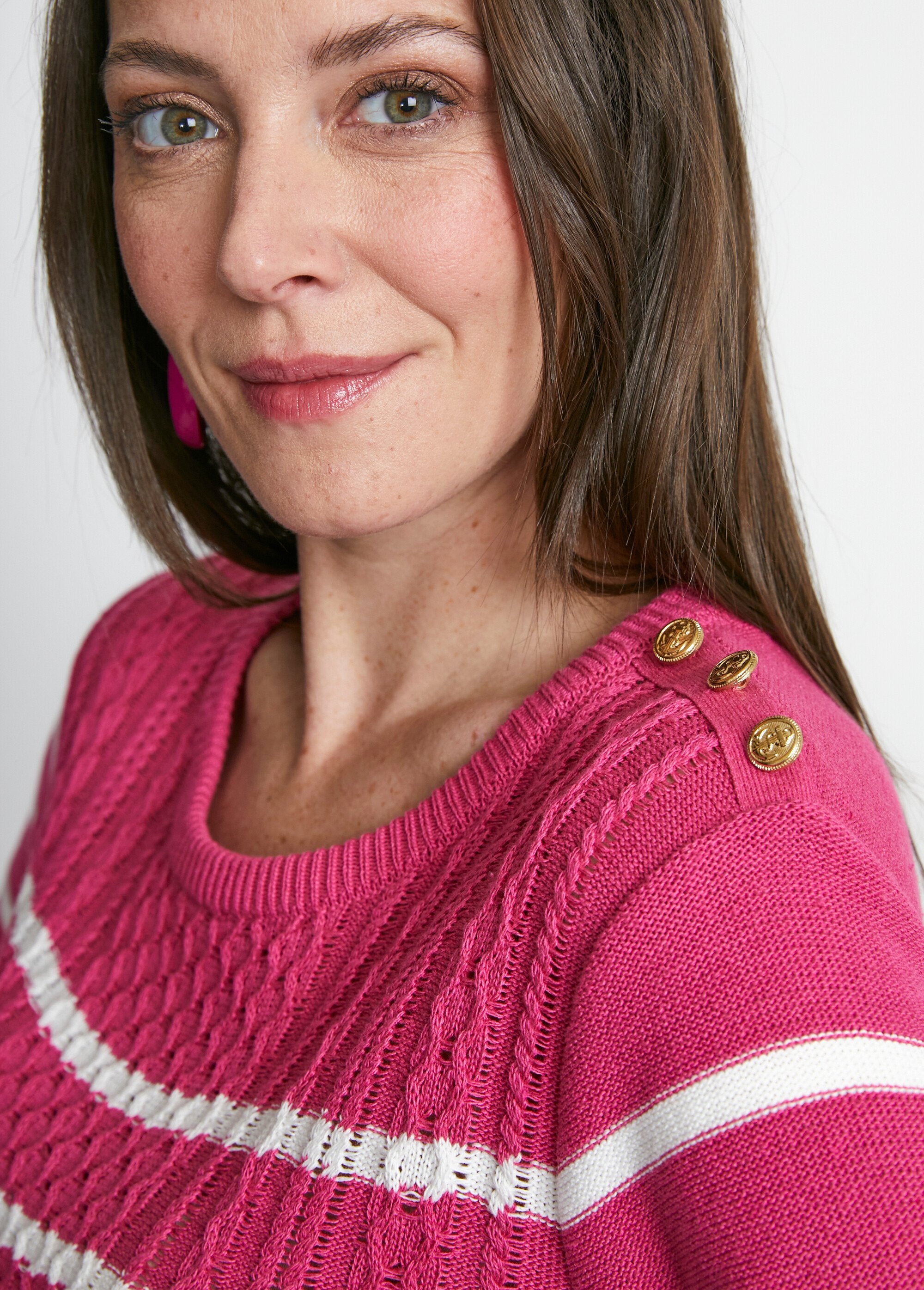 Striped_sweater_with_sailor-style_buttons_Raspberry_and_white_DE2_slim