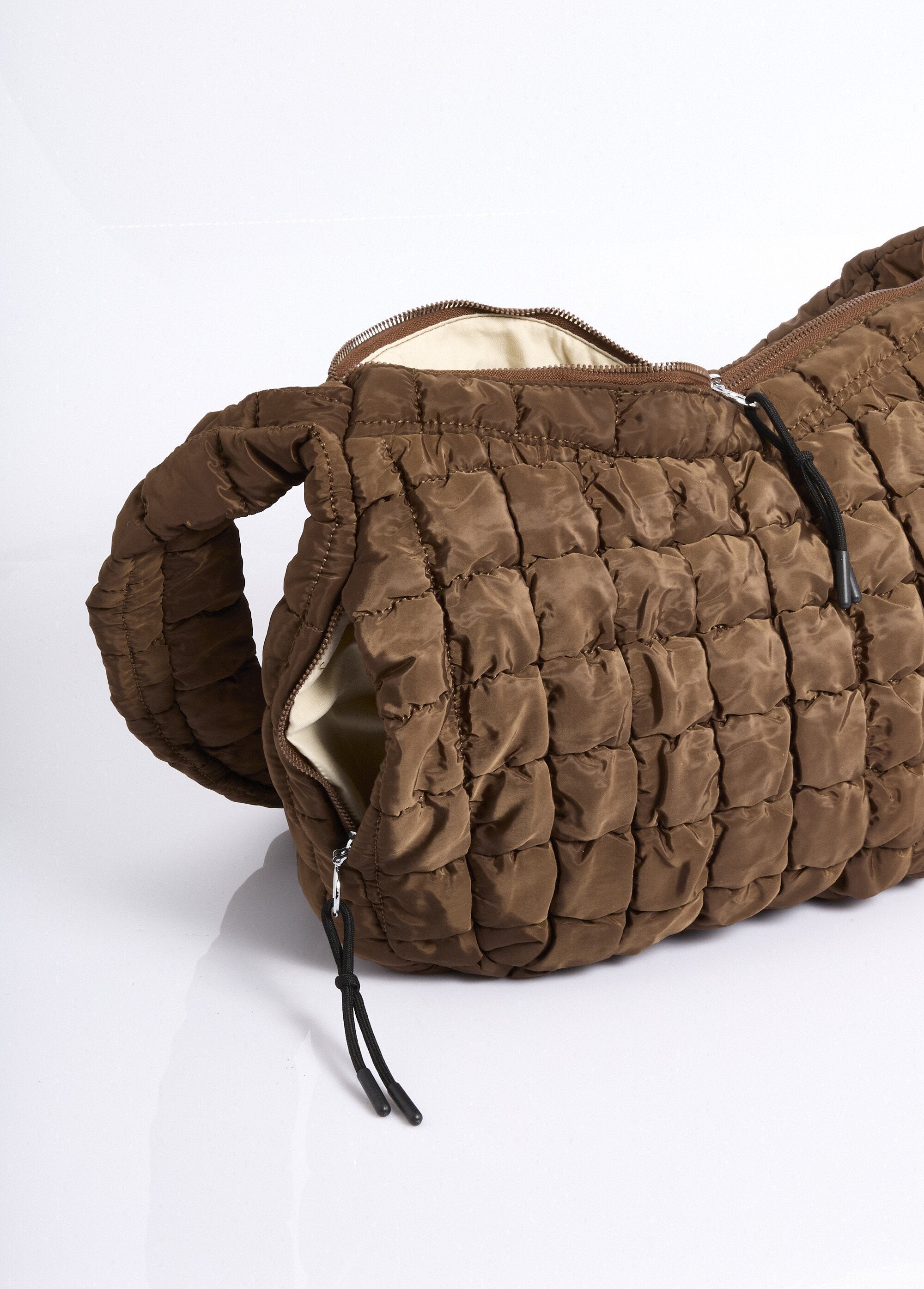 Quilted_zipped_shoulder_bag_Brown_DE1_slim