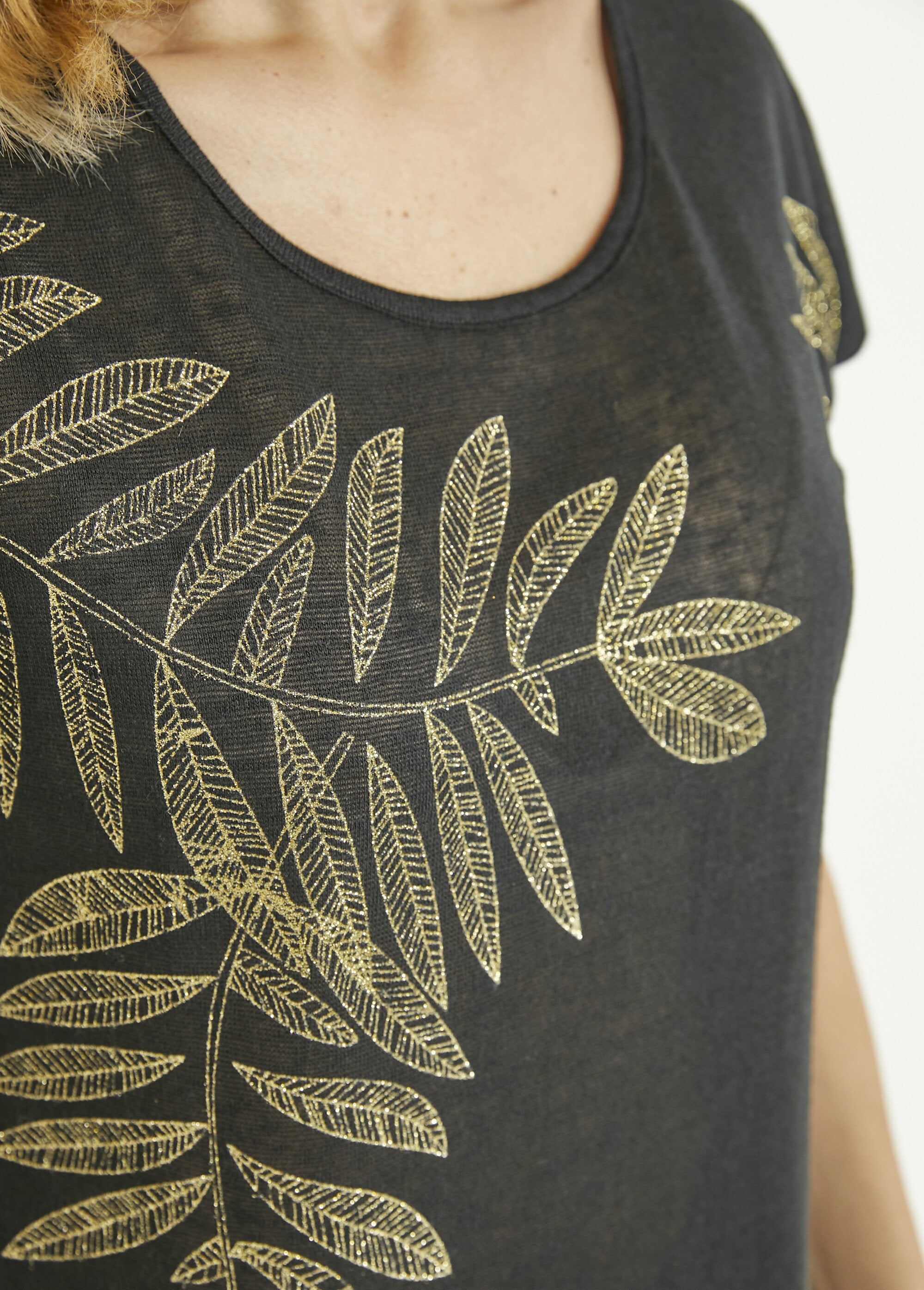Round_neck_t-shirt_with_slub_knit_and_gold_pattern_Black_DE2_slim