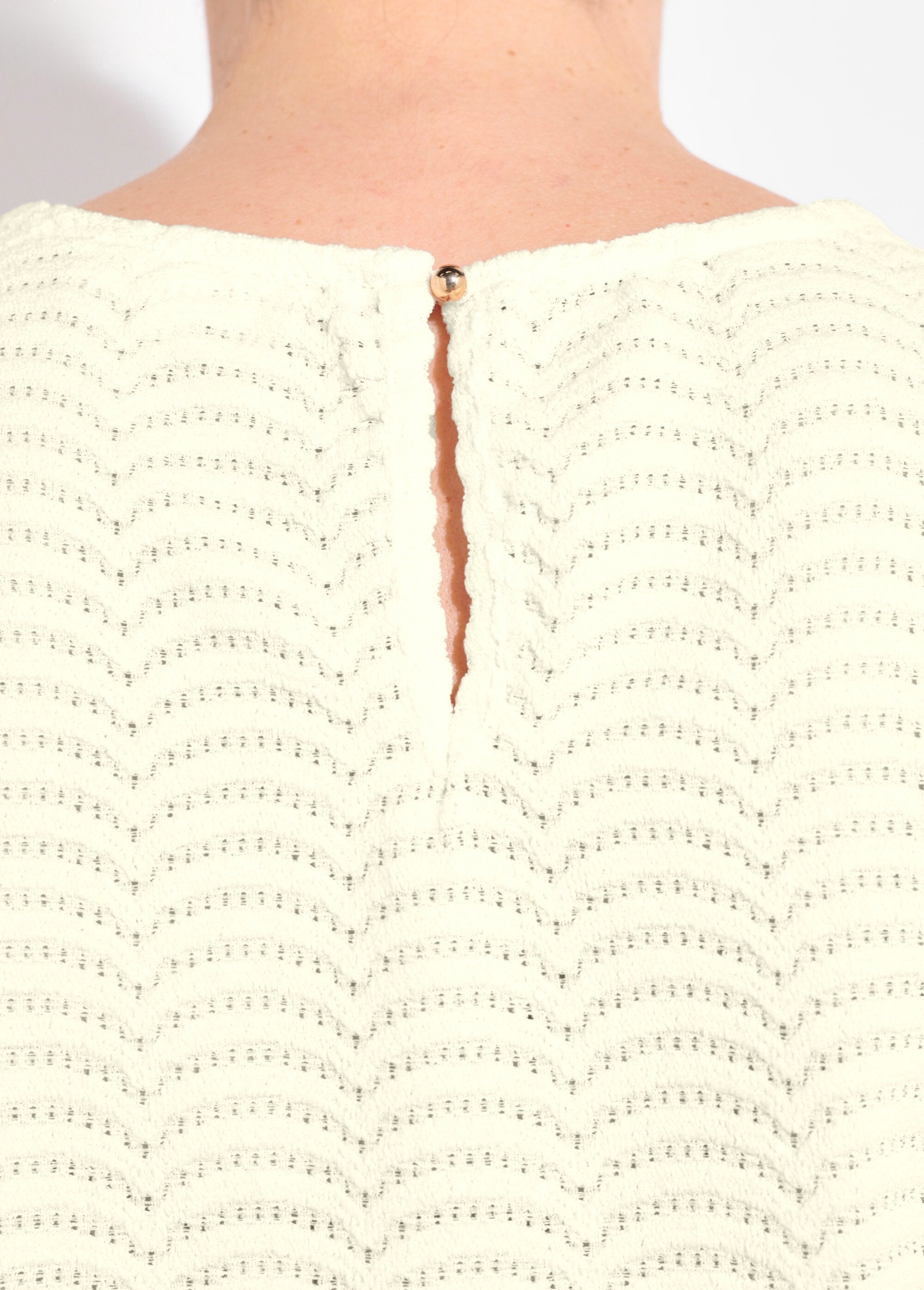 Scale_pattern_embossed_mesh_T-shirt_Beige_DE2_slim