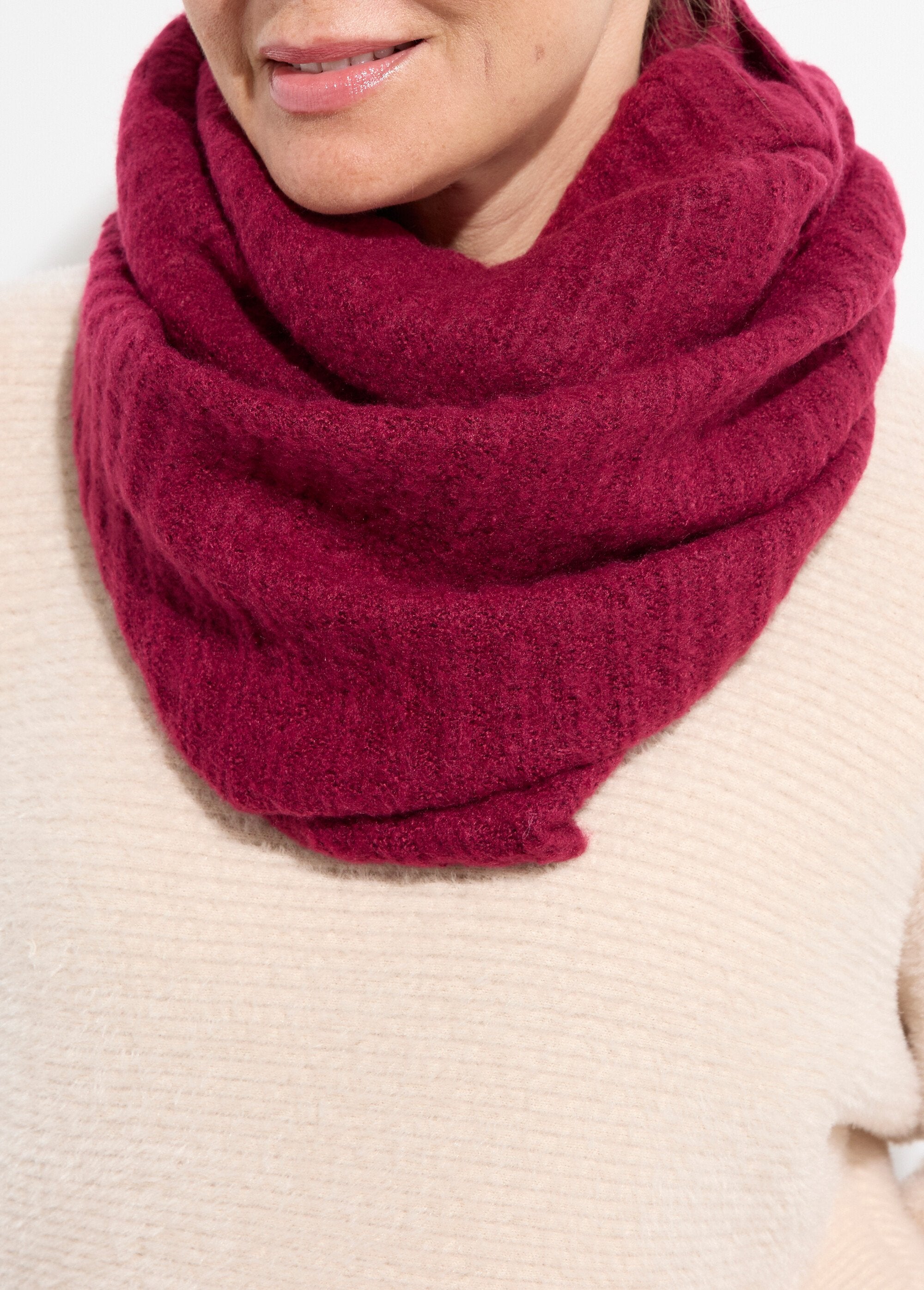 Snood_neck_warmer_in_fluffy_knit_Bordeaux_DE1_slim