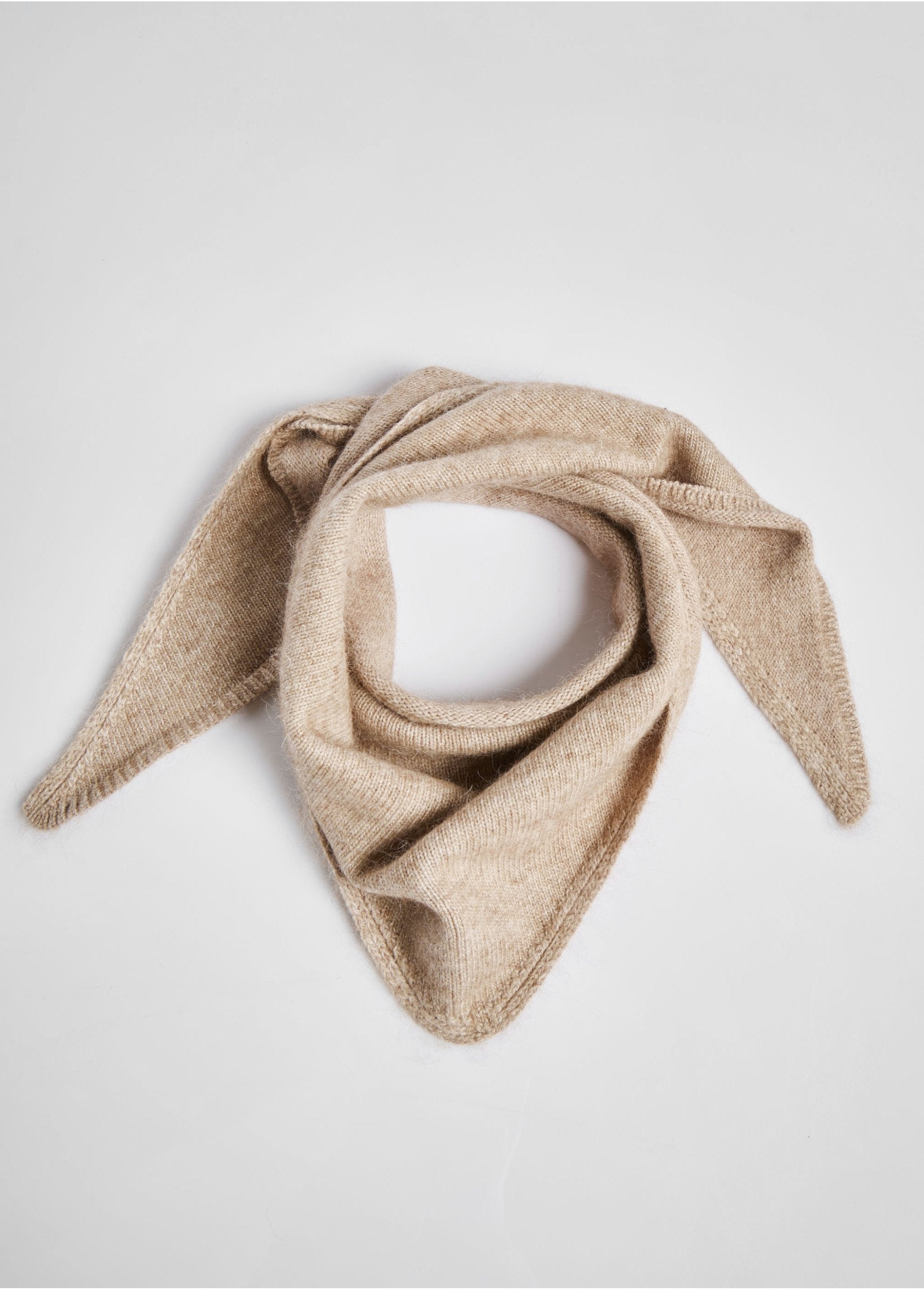 Triangle_scarf_with_wool_and_cashmere_Beige_FA1_slim