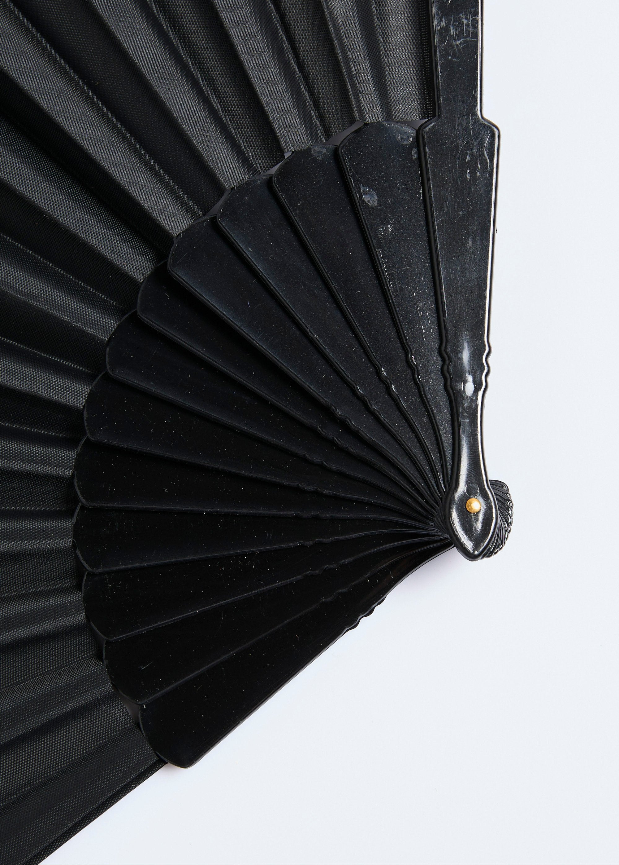 Fan_and_organza_pouch_Black_DE1_slim