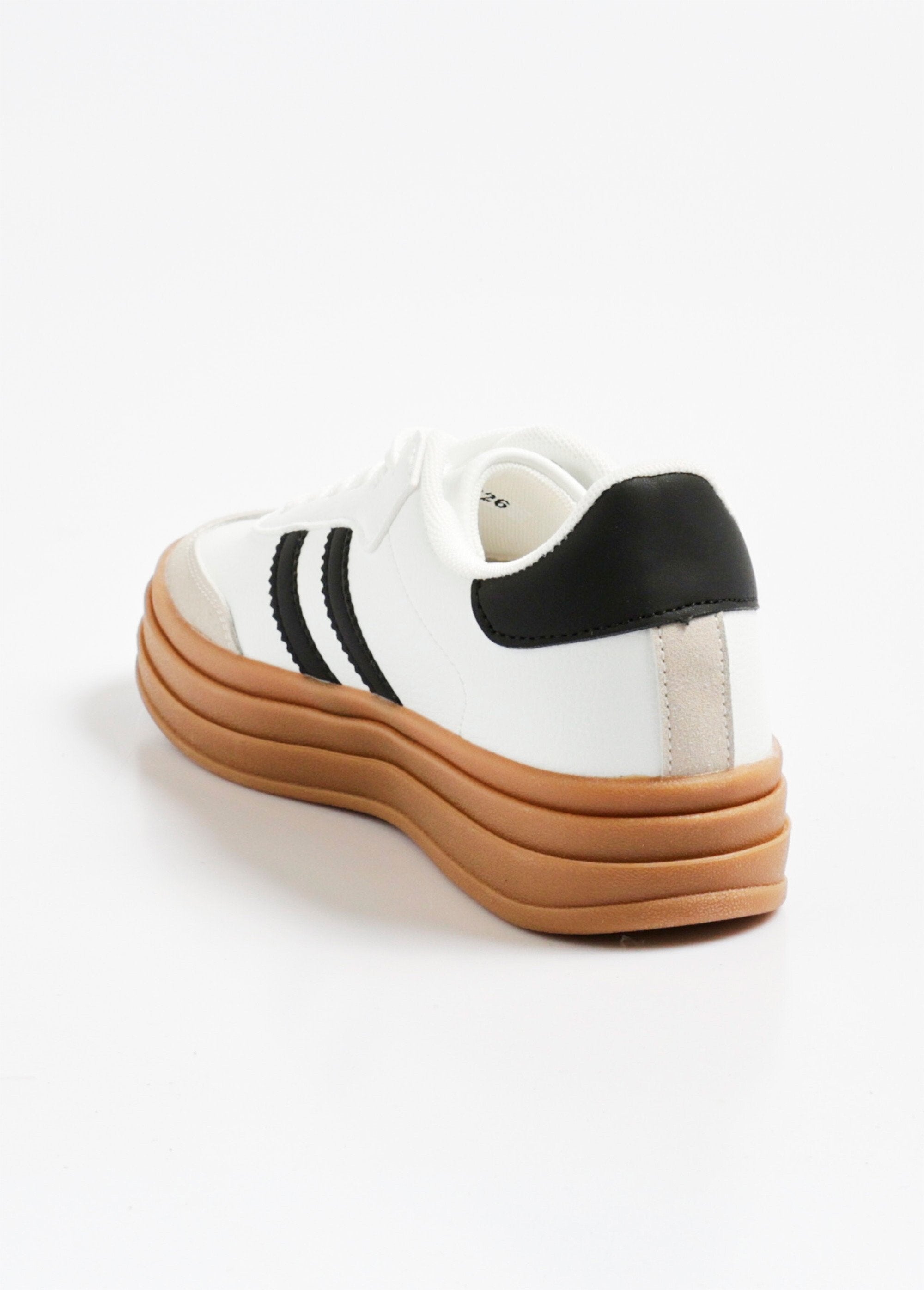 Two-tone_retro-style_suede_sneakers_White_DO1_slim