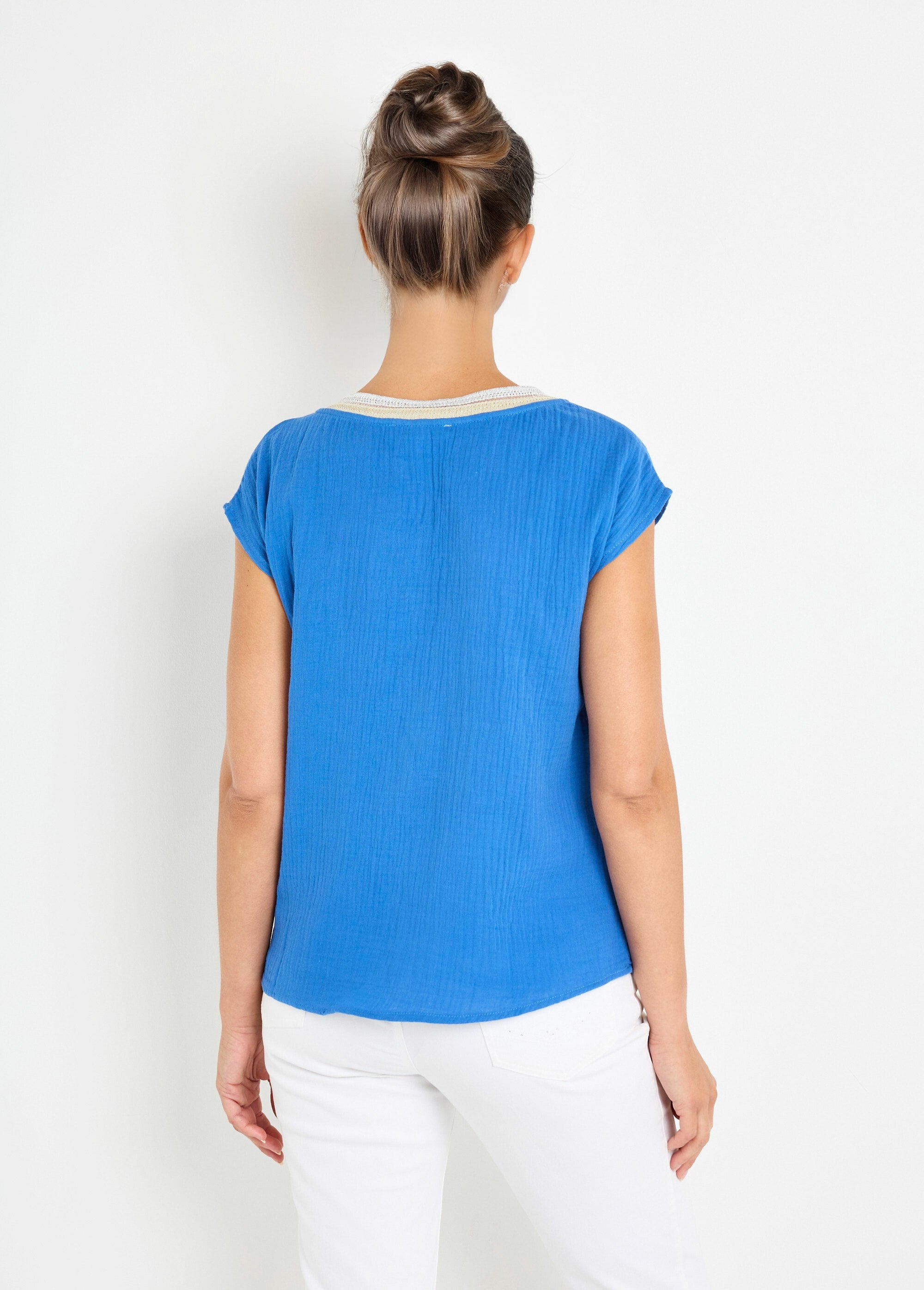 Cotton_gauze_blouse_with_V-neck_braid_Blue_DO1_slim
