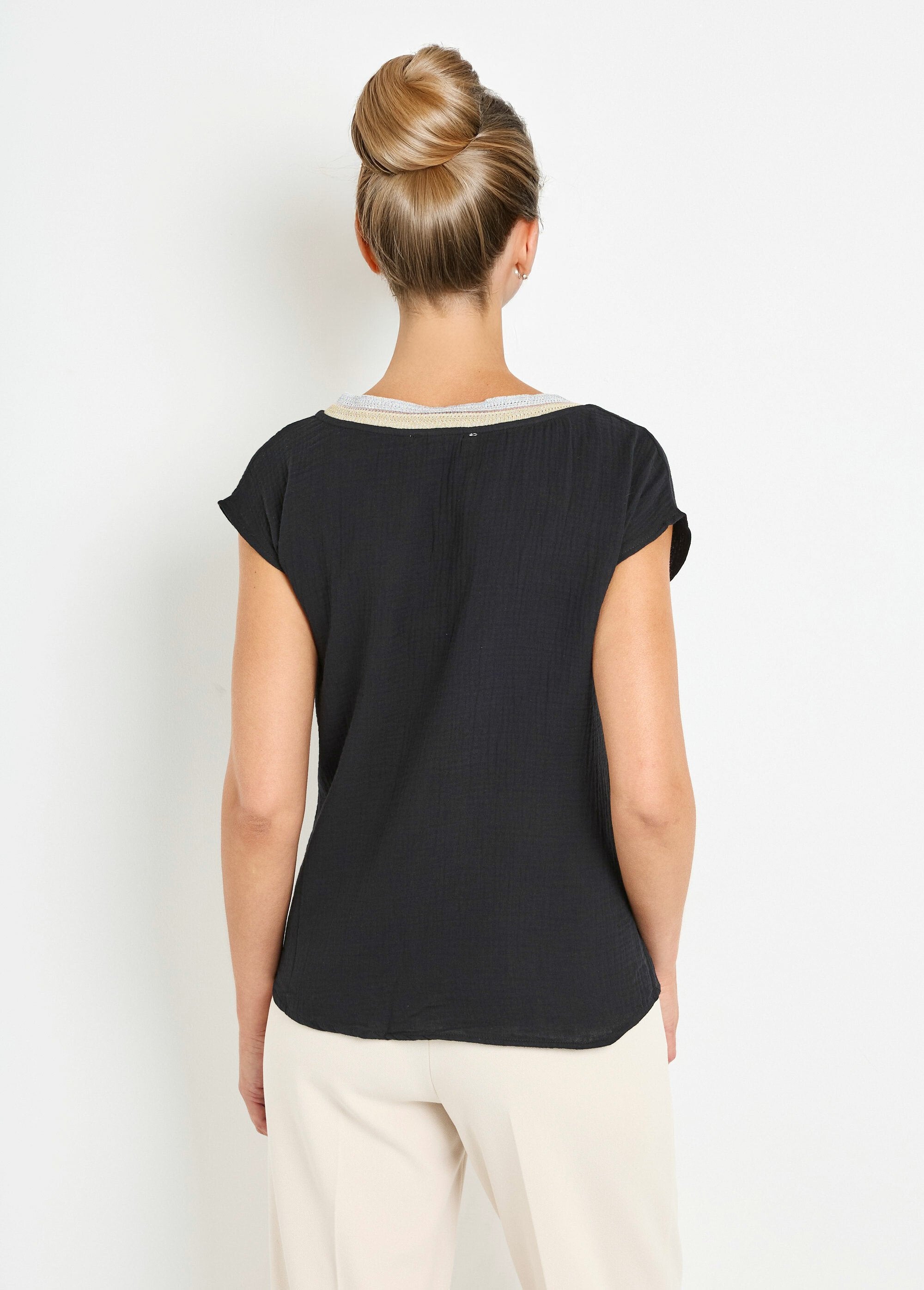 Cotton_gauze_blouse_with_V-neck_braid_Black_DO1_slim