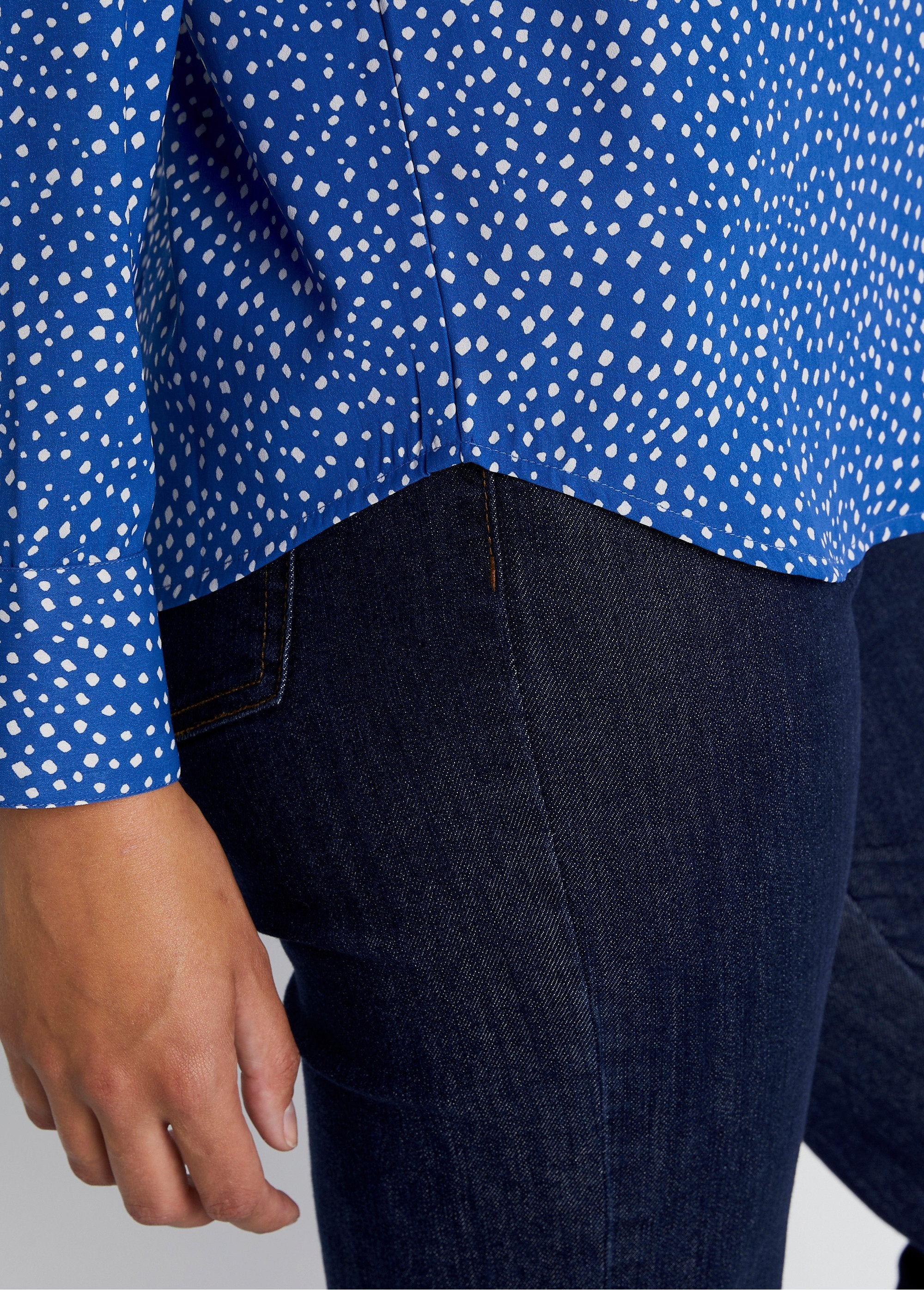 Buttoned_straight_blouse_with_polka_dot_print_Ecru_blue_DE3_slim