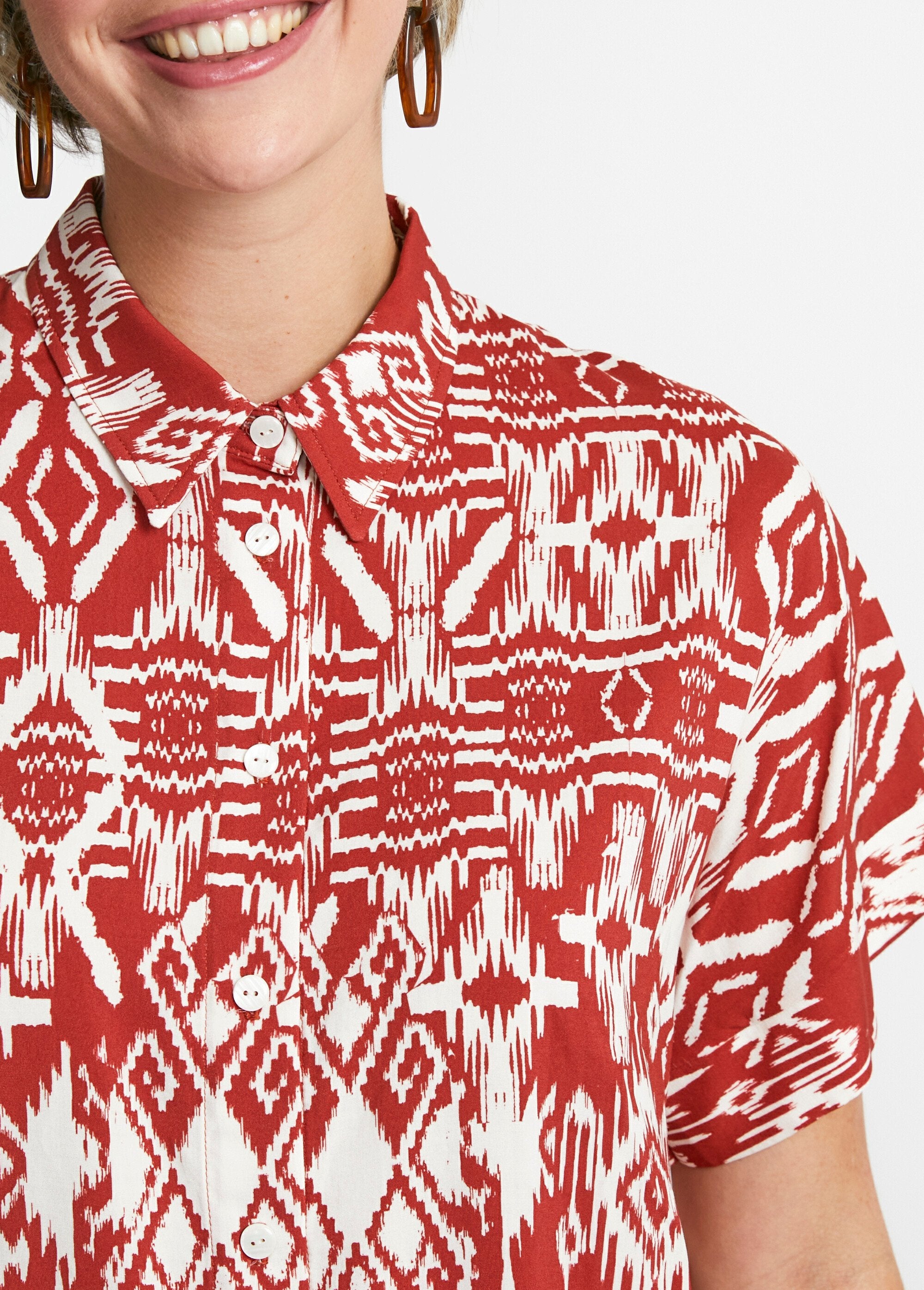 Short_sleeve_printed_blouse_Terracotta_print_DE1_slim