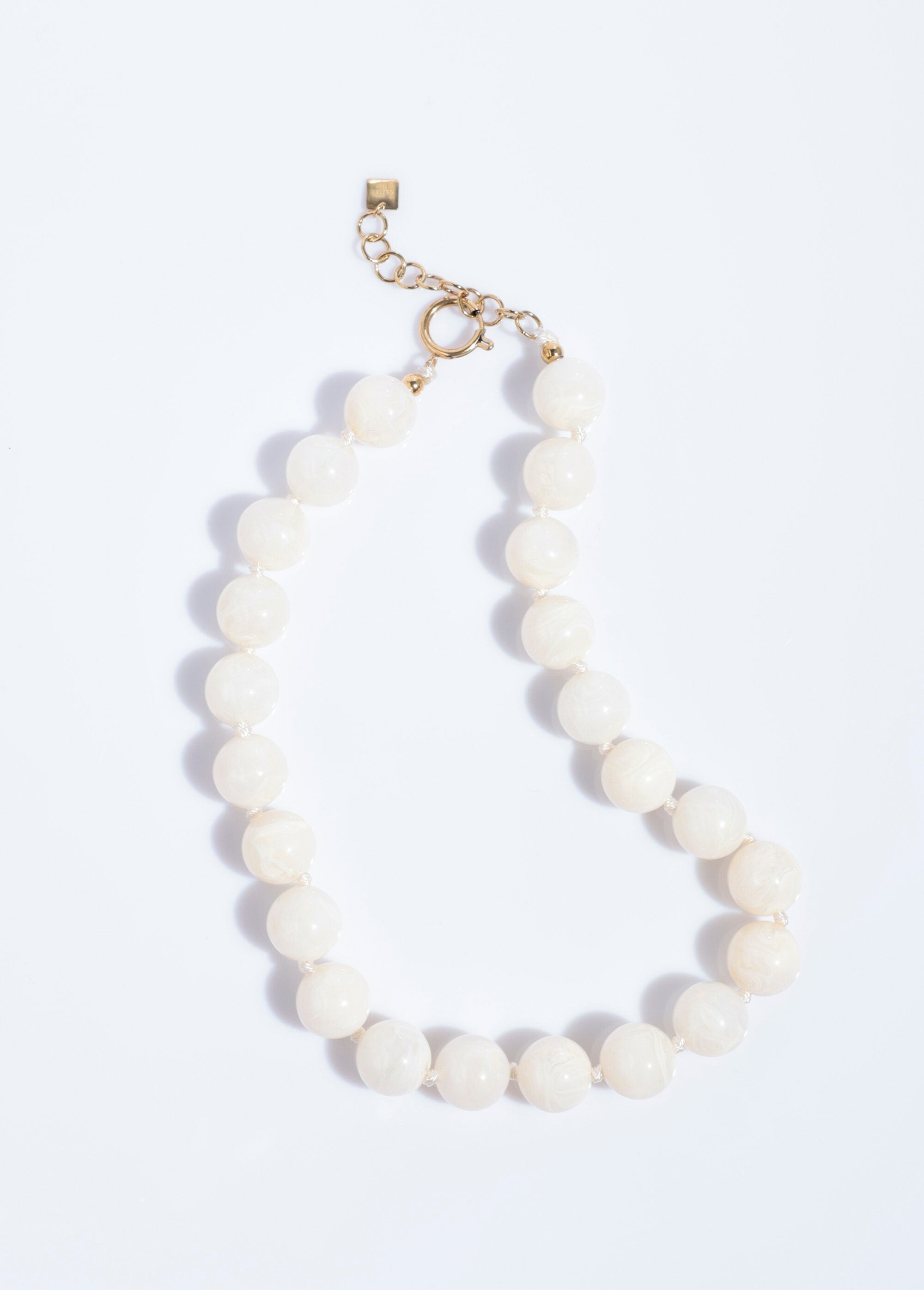 Short_necklace_with_round_marbled_beads_Ivory_FA1_slim