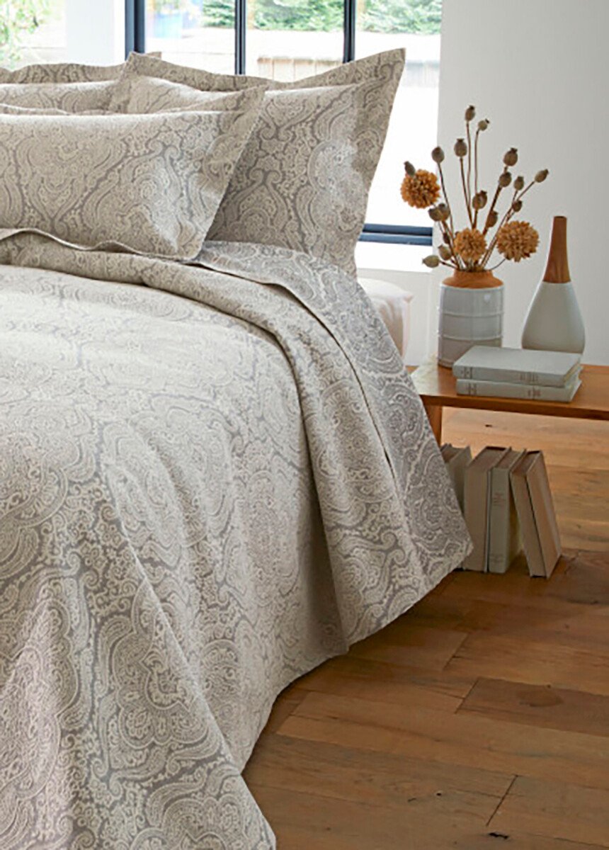 Jacquard_bedspread_with_arabesque_pattern_Gray_FA1_slim