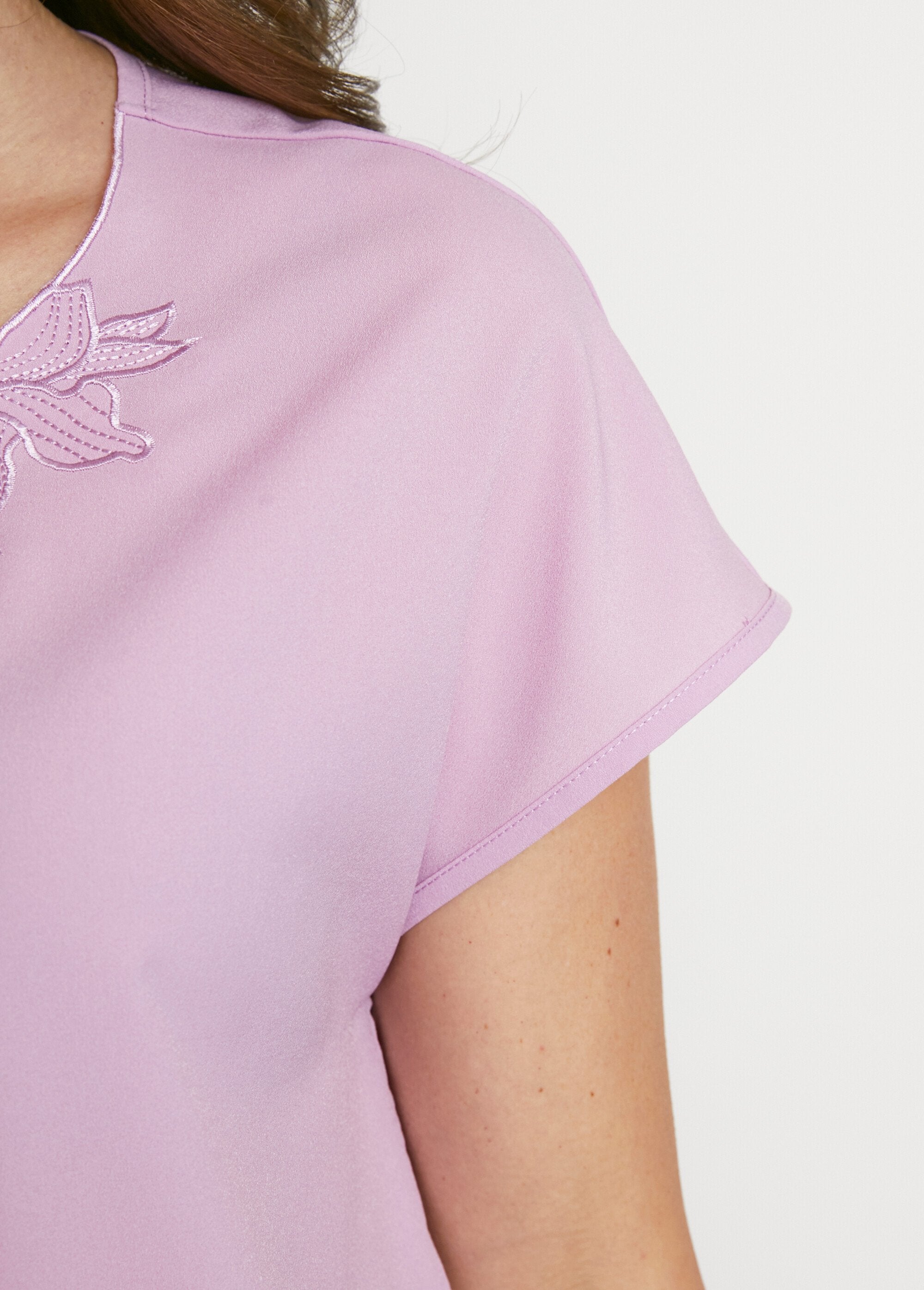 Long_short-sleeved_top_with_round_neck_embroidery_Lilac_DE3_slim