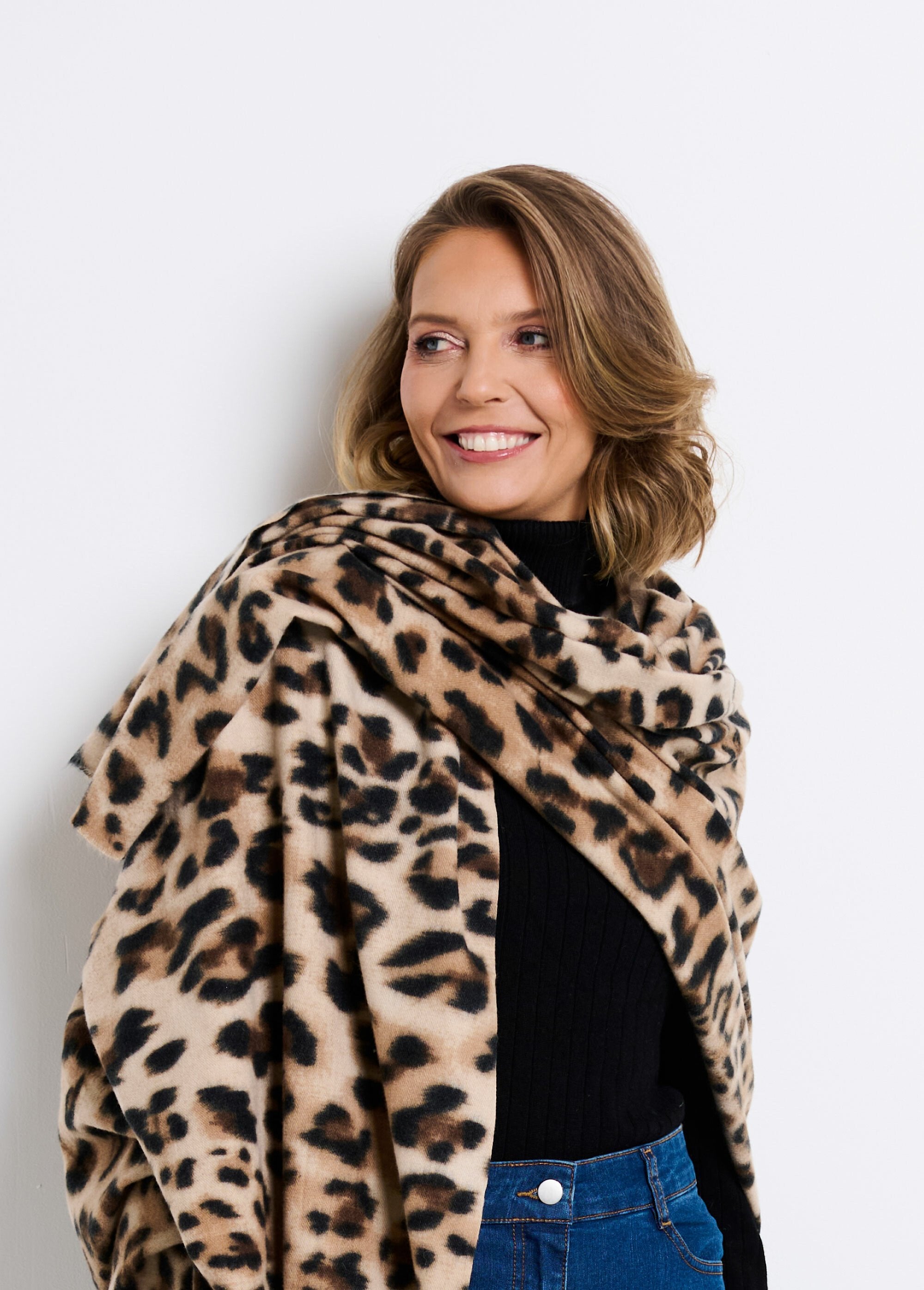 Warm_wool_scarf_with_leopard_pattern_Leopard_DE1_slim