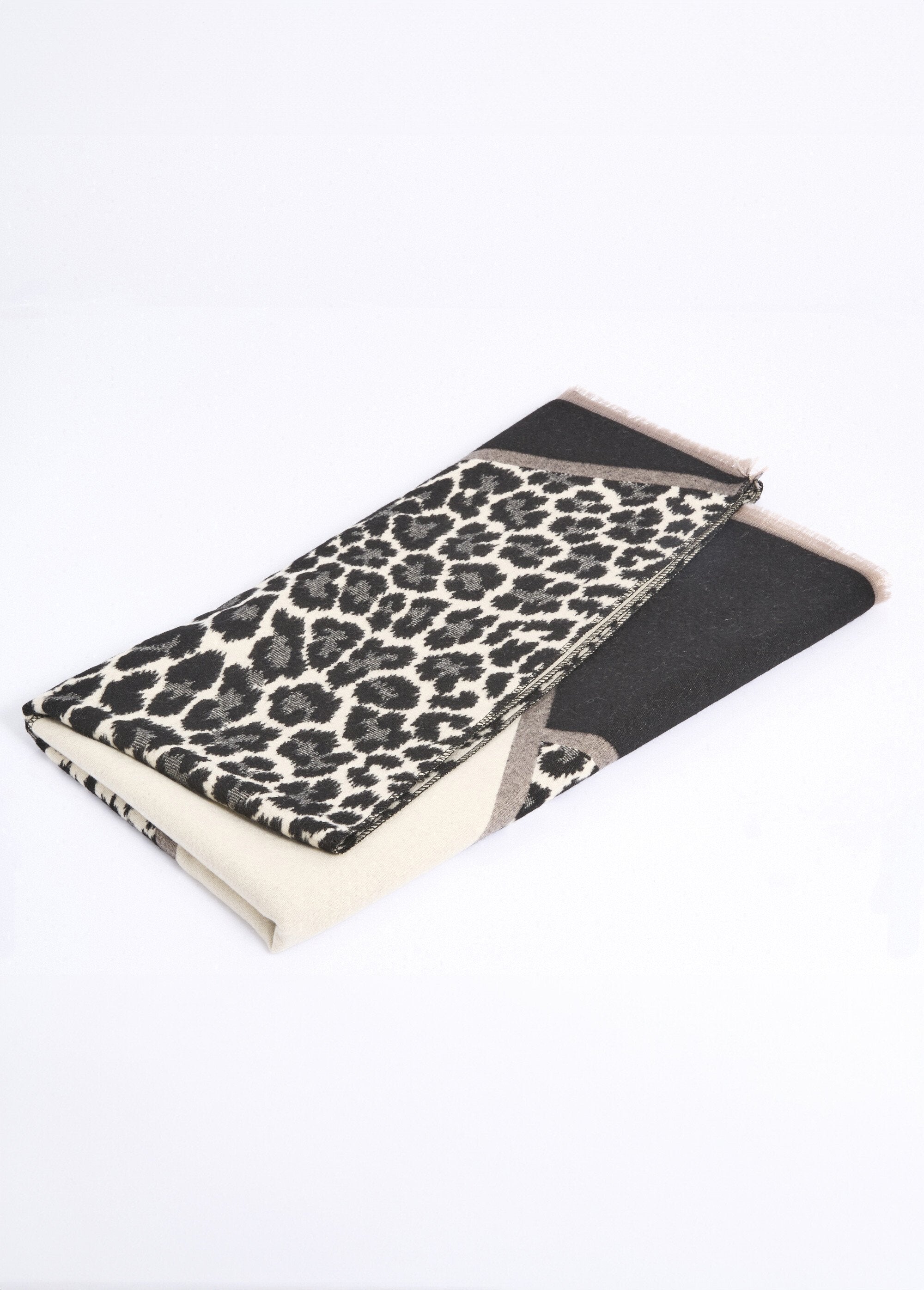 Thin_leopard-themed_scarf_with_small_fringes_Black_and_beige_DE1_slim