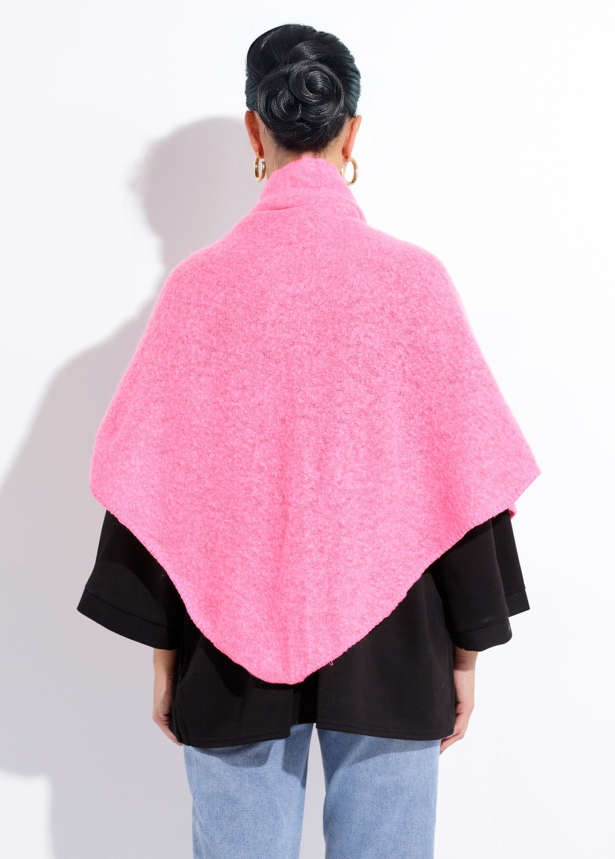 Soft_and_warm_knitted_triangle_scarf_Fuchsia_DO1_slim