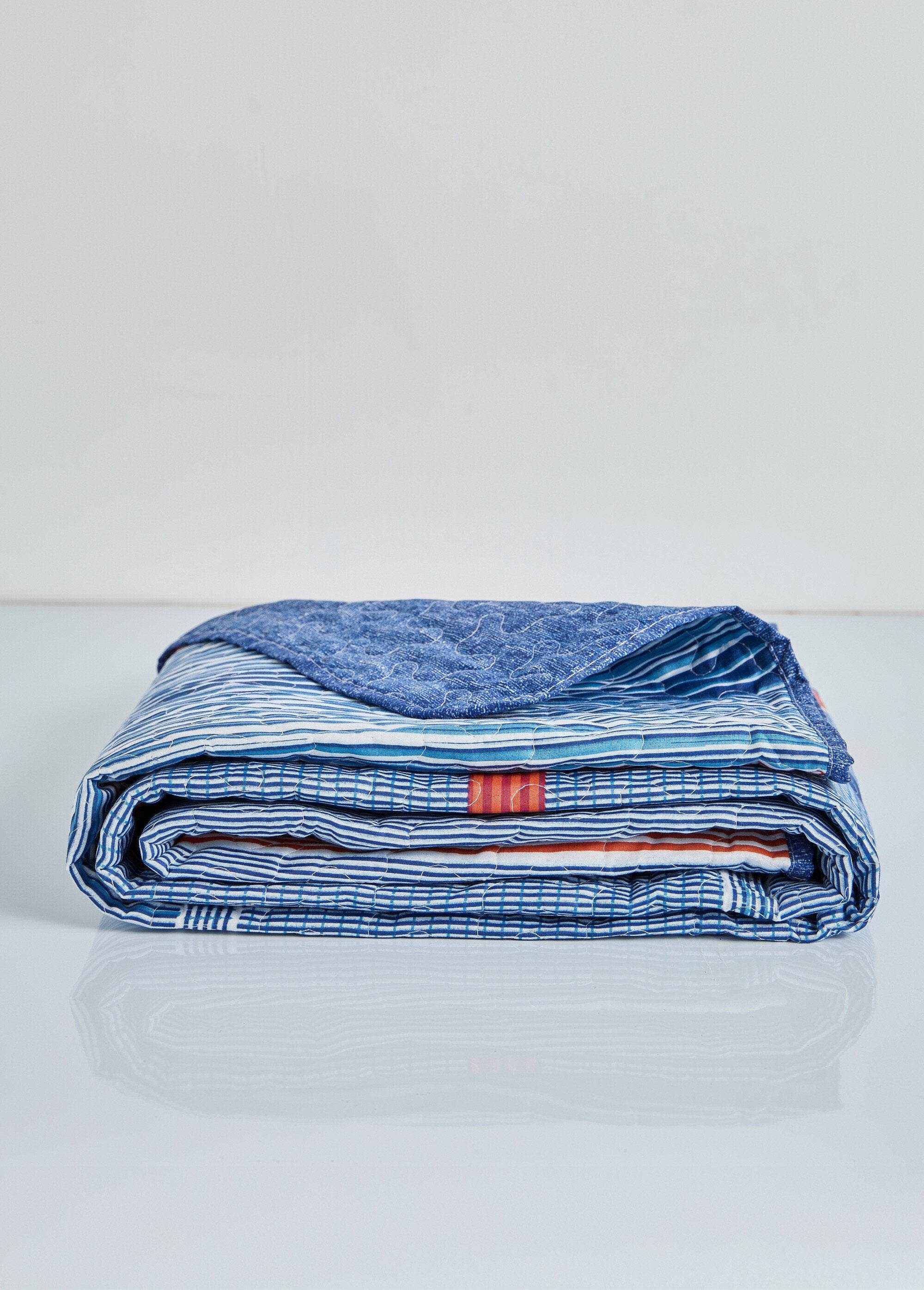 Bedspread_set_220x200cm_+_2_pillowcases_50x70cm_Navy_and_burgundy_stripes_FA1_slim