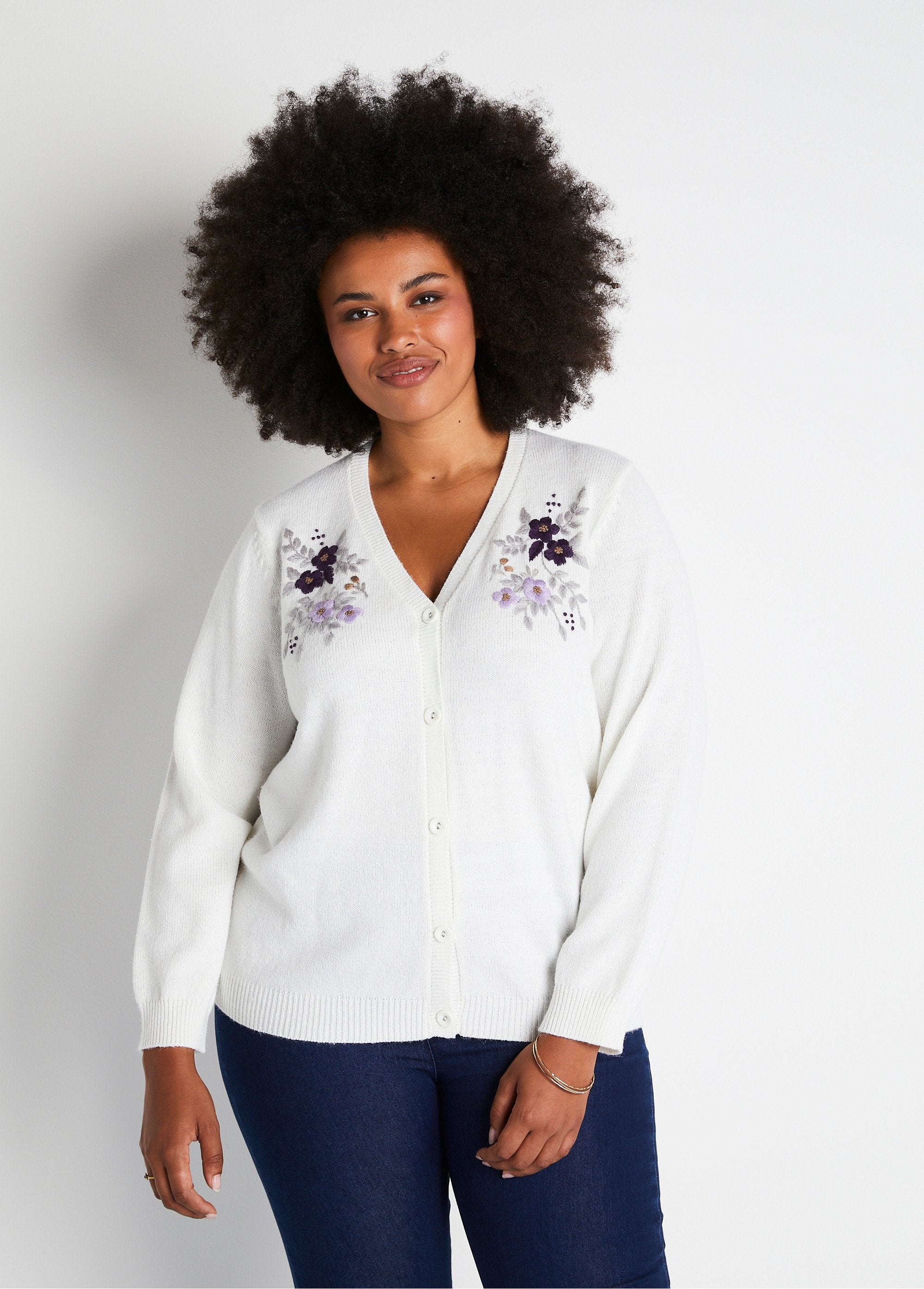 Soft_plain_V-neck_buttoned_short_embroidered_cardigan_Ecru_FA1_curvy