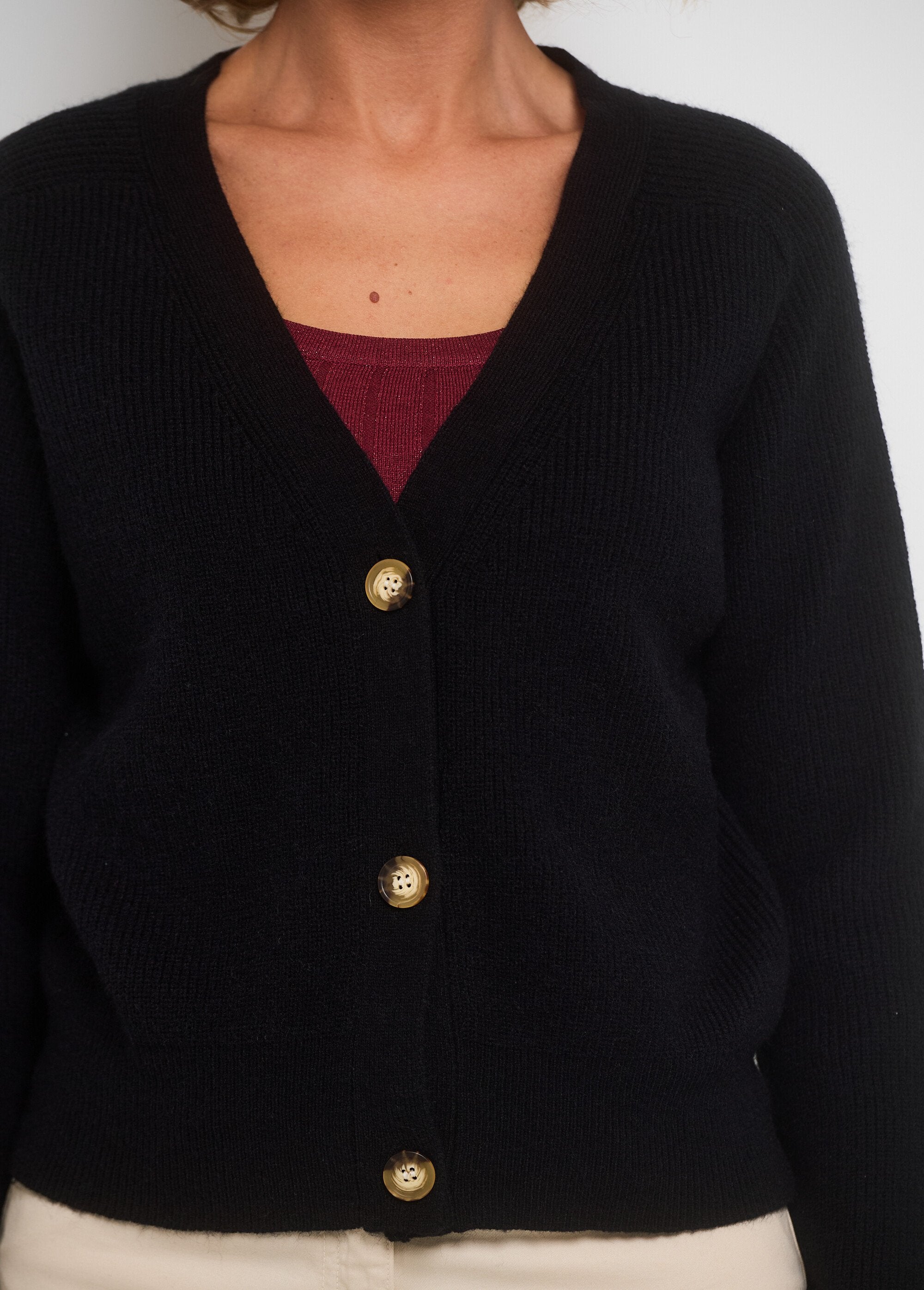 Short_V-neck_cardigan_with_contrasting_buttons_Black_DE1_slim