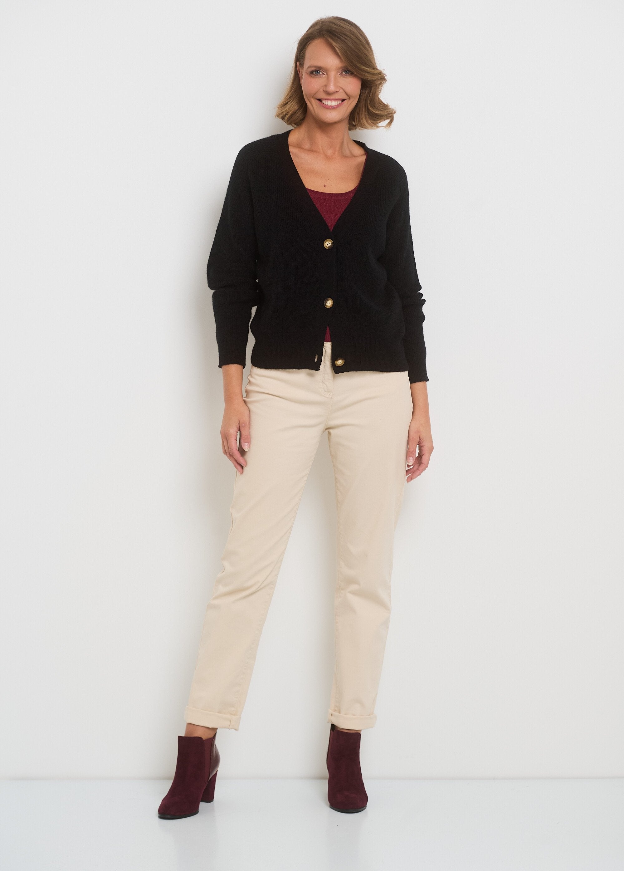 Short_V-neck_cardigan_with_contrasting_buttons_Black_SF1_slim