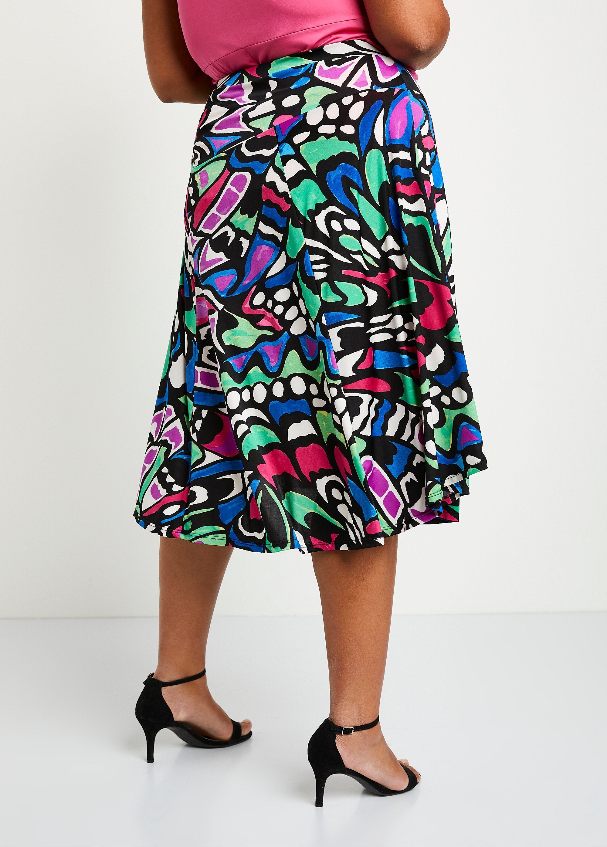 Long_graphic_flared_skirt_Black_background_DO1_curvy