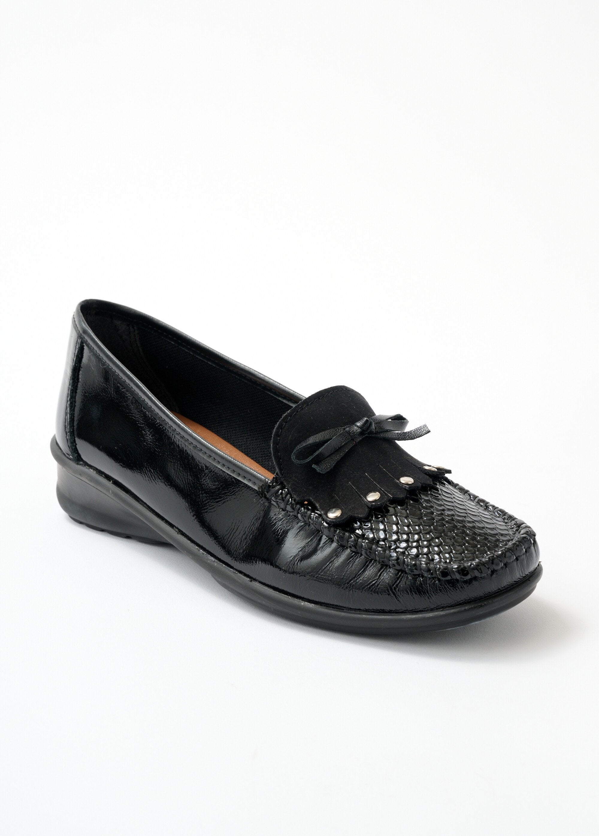 Leather_wedge_moccasins_with_fringed_tab_Black_varnish_FA1_slim