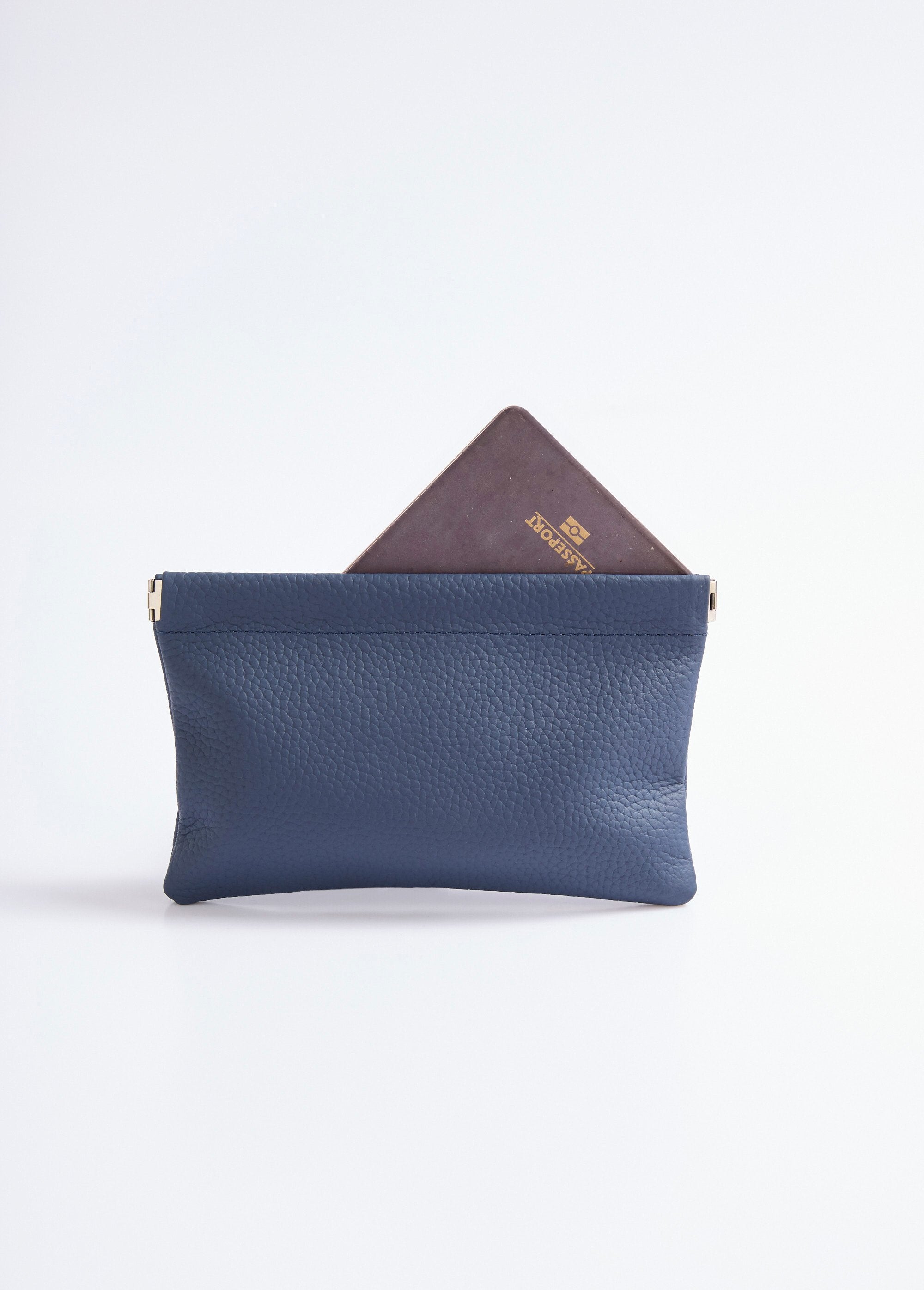Small_leather_pouch_with_rigid_closure_Marine_FA1_slim