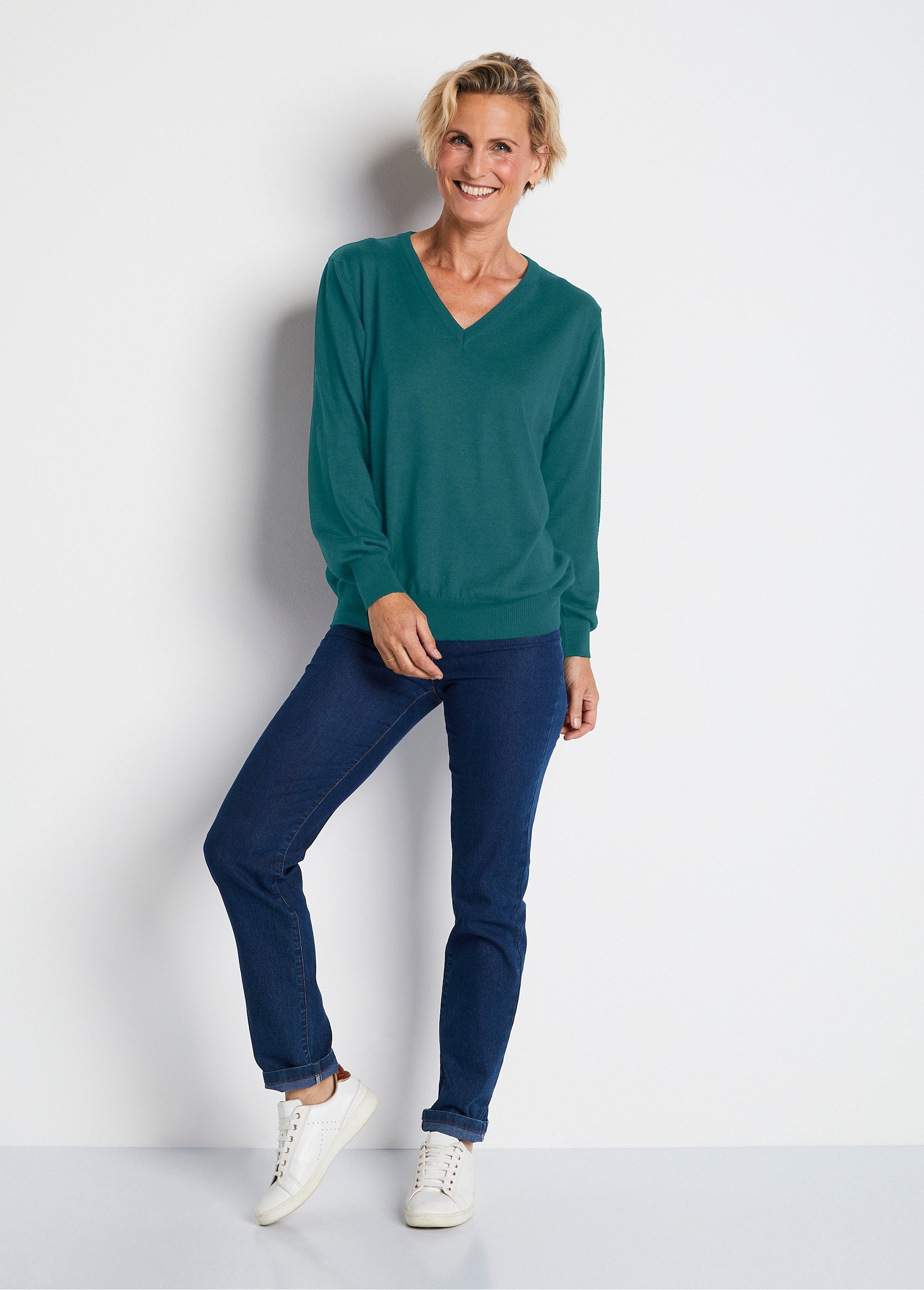 Short_V-neck_sweater_with_merino_wool_Emerald_SF1_slim