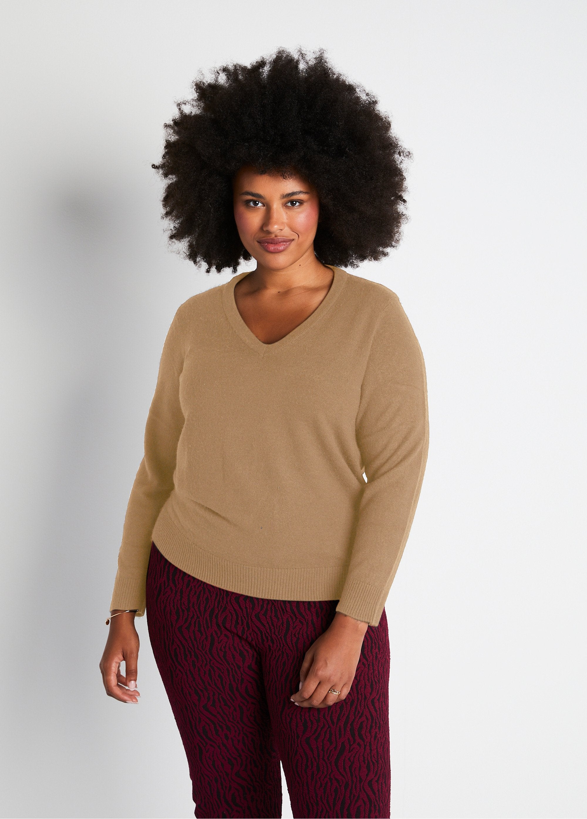 Soft_long-sleeved_V-neck_sweater_camel_FA1_curvy