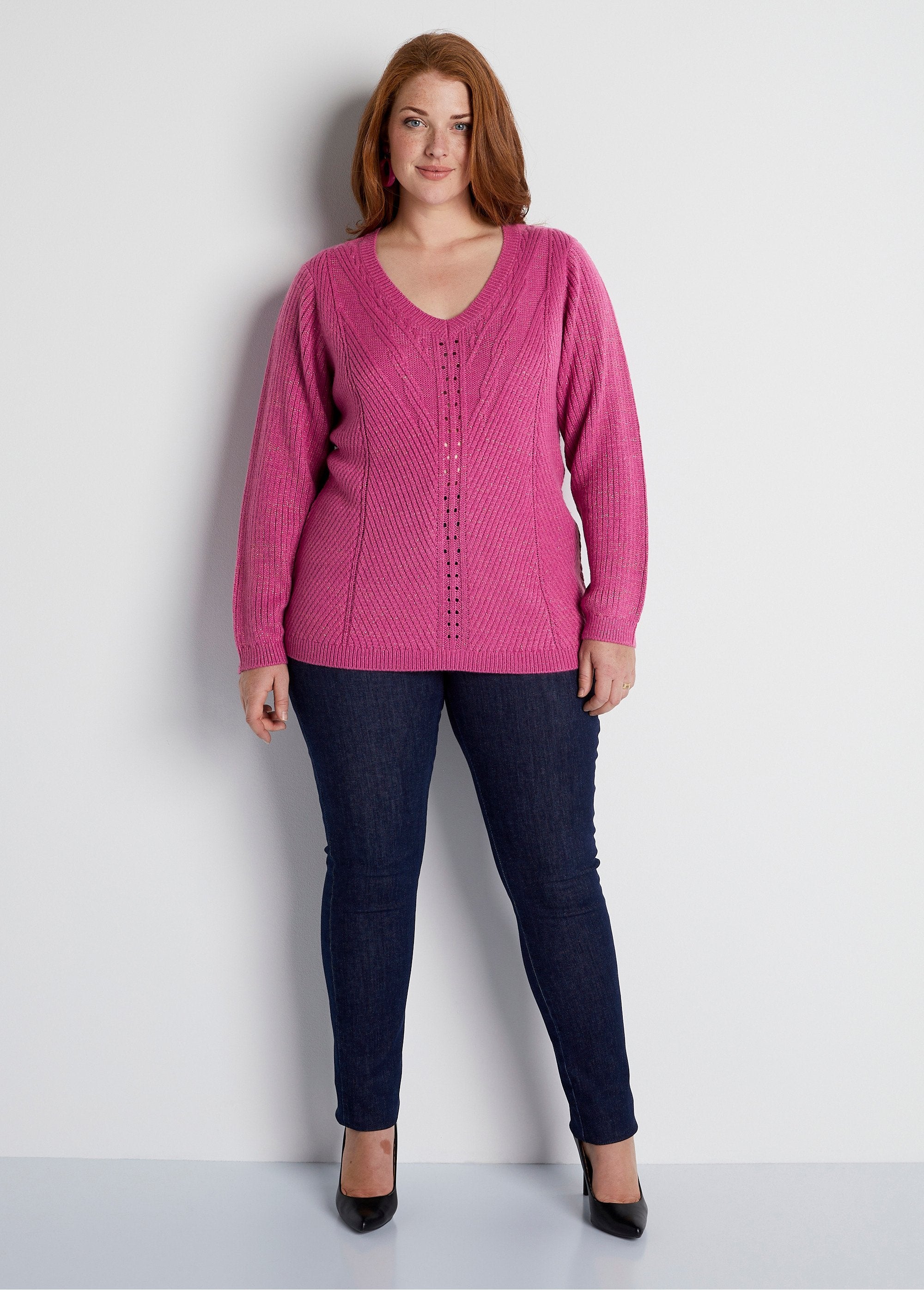 Plain_fancy_knit_V-neck_sweater_Cassis_SF1_curvy