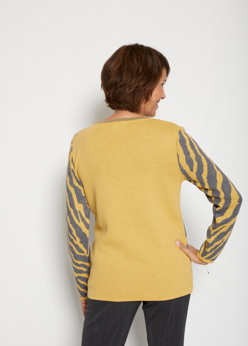 Fancy_zebra_jacquard_sweater_Honey_and_gray_DO1_slim