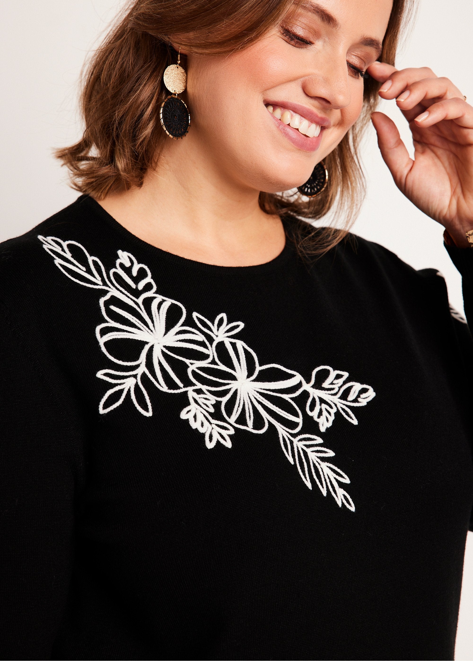 Fine_embroidered_sweater_Black_and_white_DE2_curvy