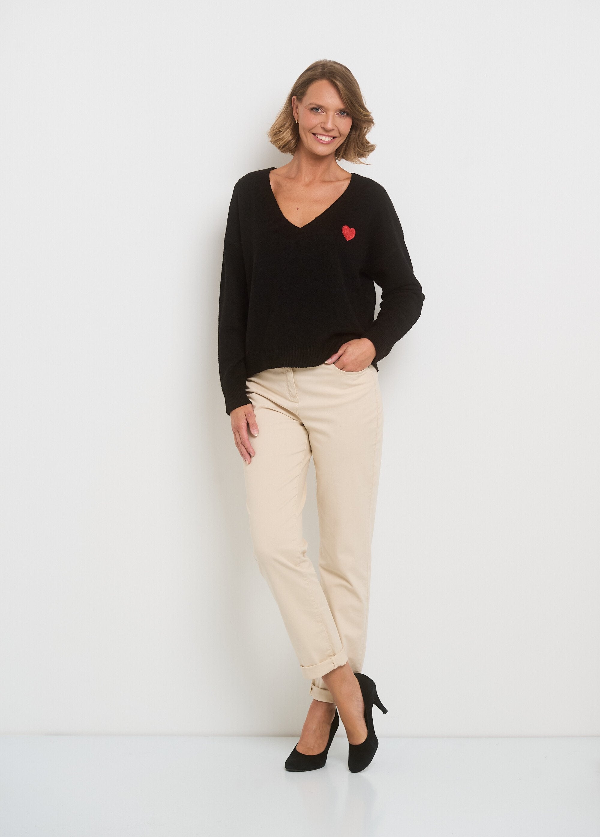 Long_sleeve_sweater_with_heart_embroidery_Black_SF1_slim