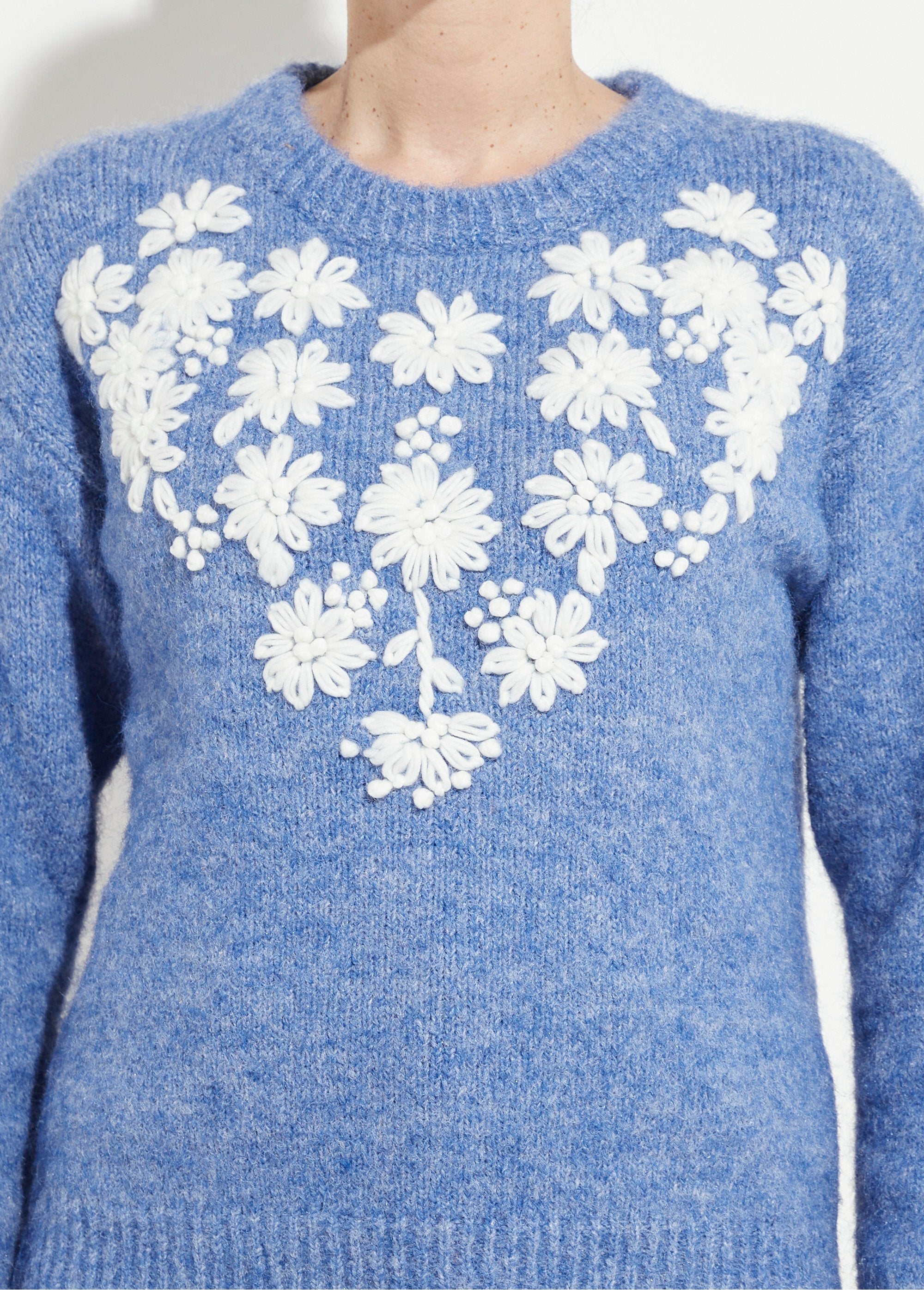 Pull_moelleux_col_rond_fleurs_brodées_Bleu_DE1_slim