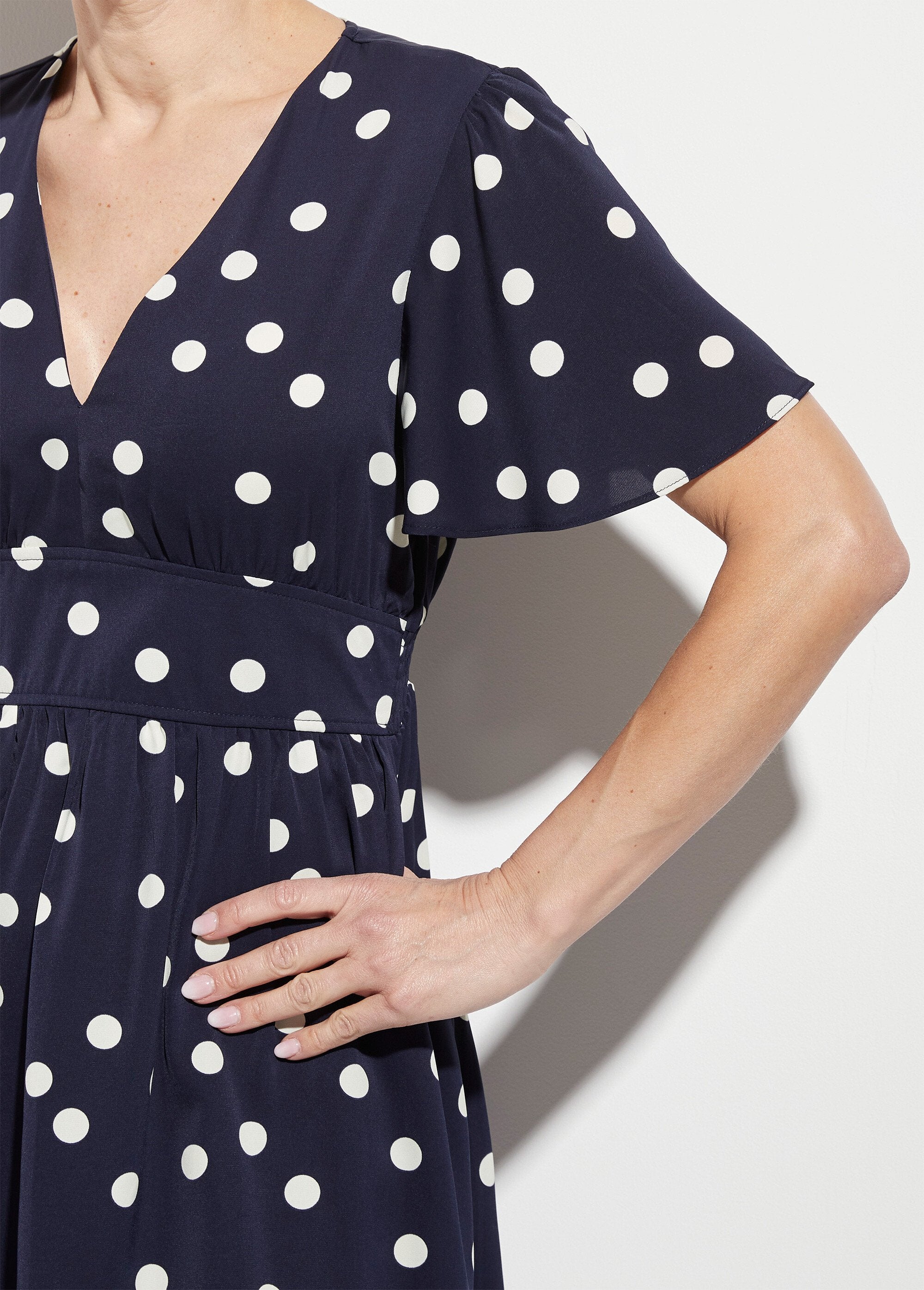 Short_polka_dot_dress_with_butterfly_sleeves_Navy_peas_DE1_slim