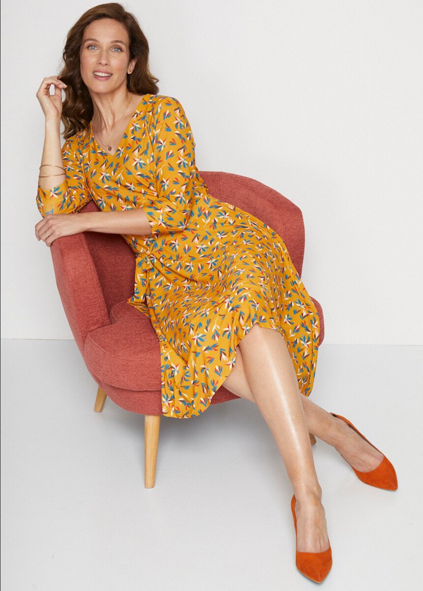 Short_belted_dress_with_V-neck_and_3/4_sleeves_Ochre_leaf_print_SF1_slim