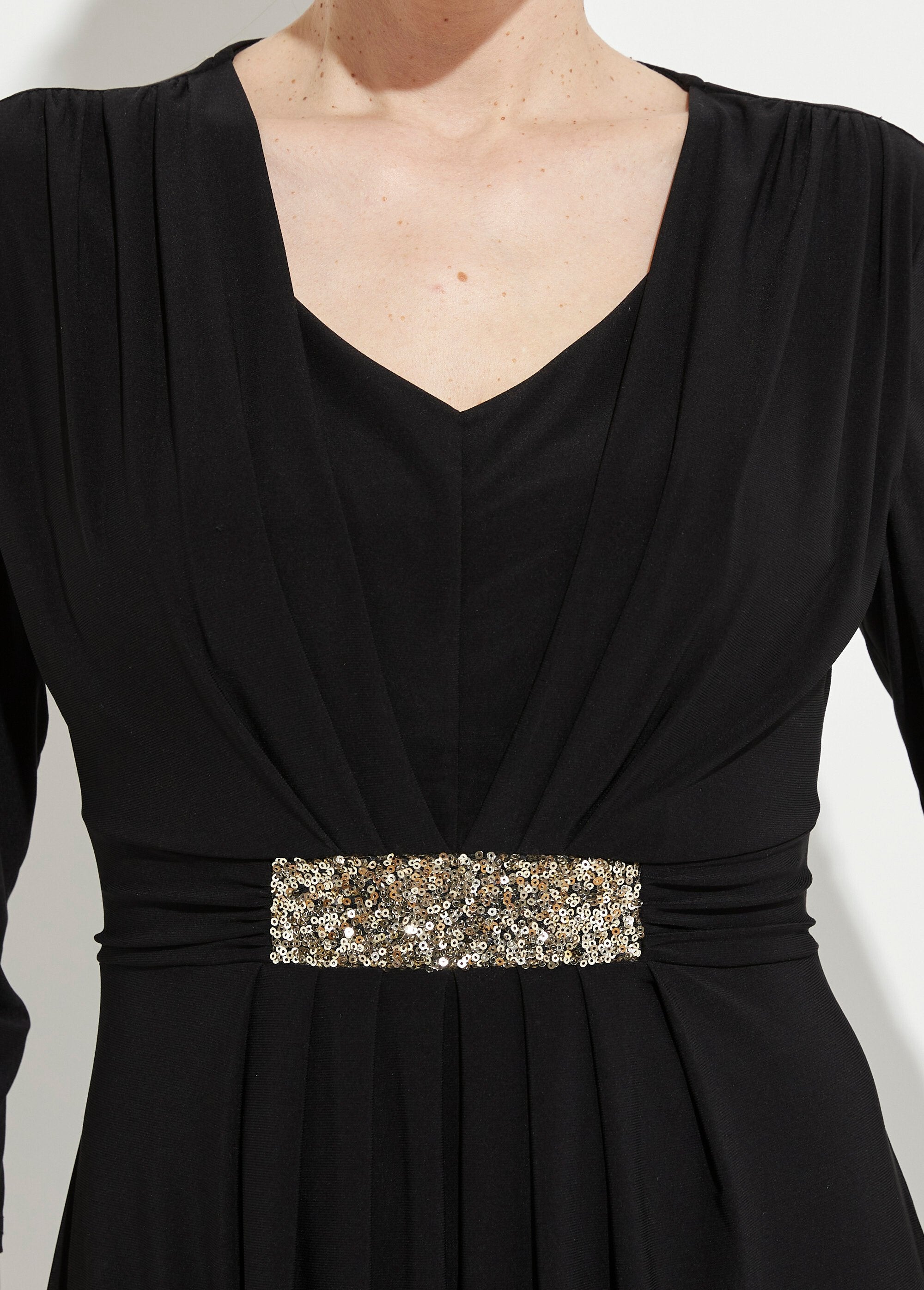 Short_V-neck_dress_with_draped_effect_and_jeweled_belt_Black_DE1_slim