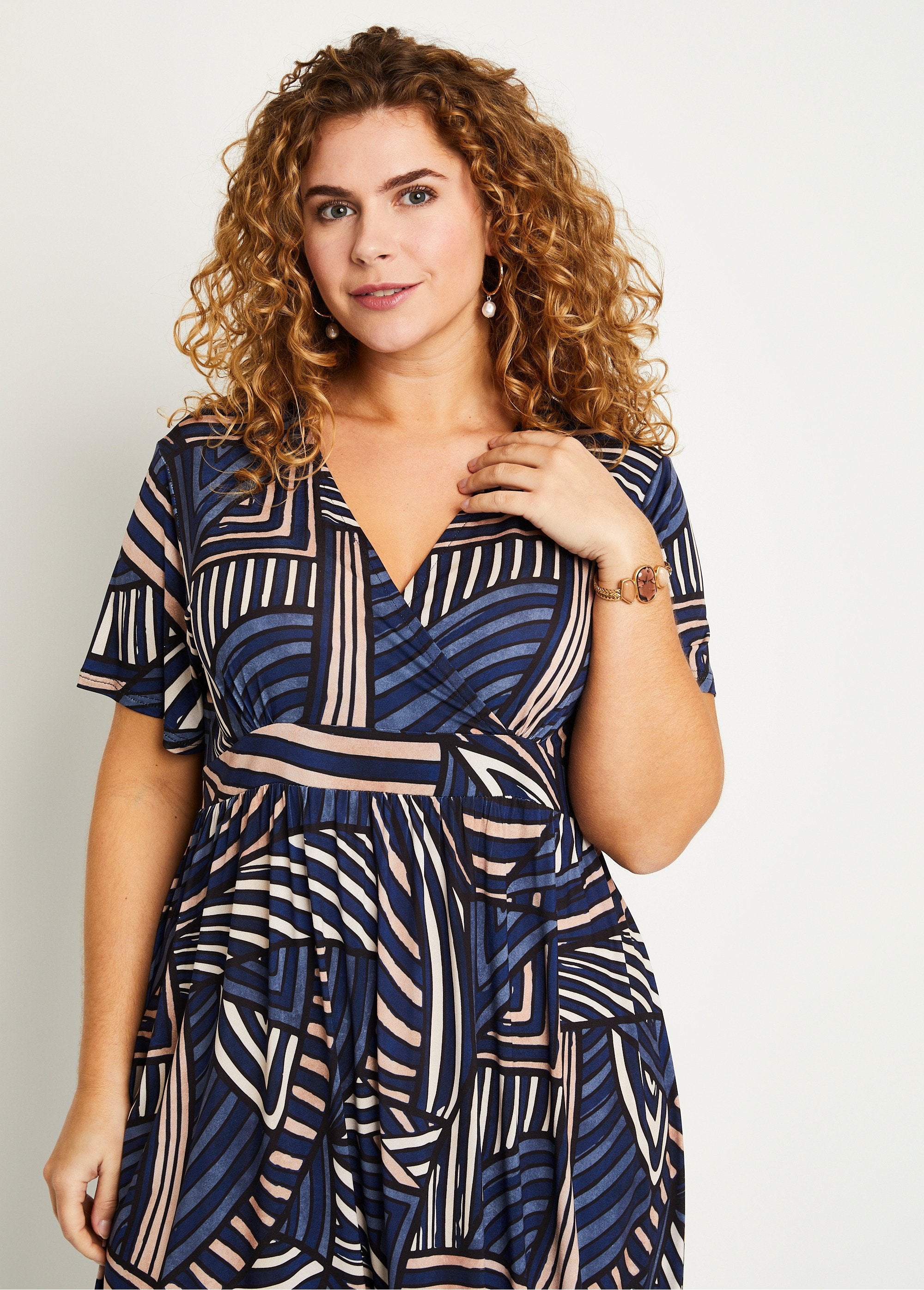 Short_graphic_wrap_dress_Beige_blue_DE1_curvy